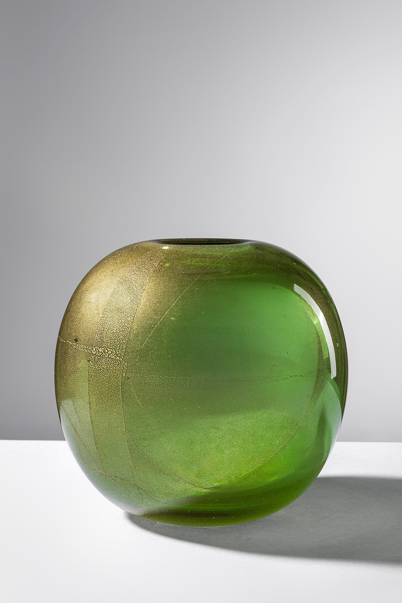 Laura Diaz De Santillana. Vaso della serie Sommersi Oro: Vaso della serie Sommersi Oro Vetro soffiato sommerso e lavorato con inclusione di foglia d’oro. Venini, 1989. Firma incisa a punta Venini Italia 89. h cm 17, diam. cm 18