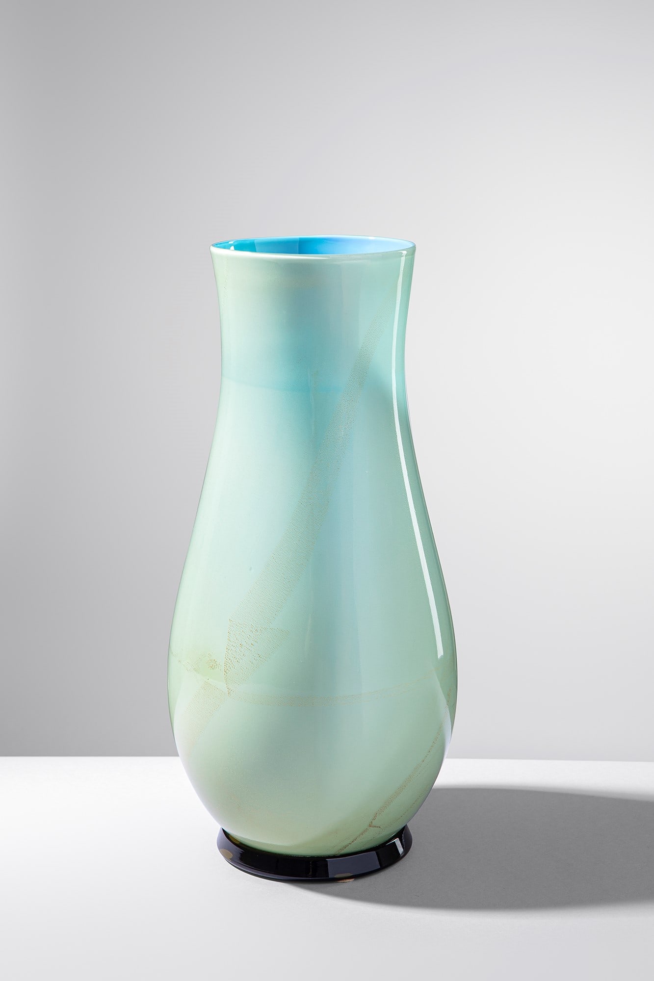 Venini. Vaso della serie Aurati: Vaso della serie Aurati Vetro opalino soffiato e lavorato con superficie aurata. Venini, 1982. Firma incisa a punta Venini Italia 82. Etichetta del produttore. h cm 39, diam. cm 16 Bibliografia: