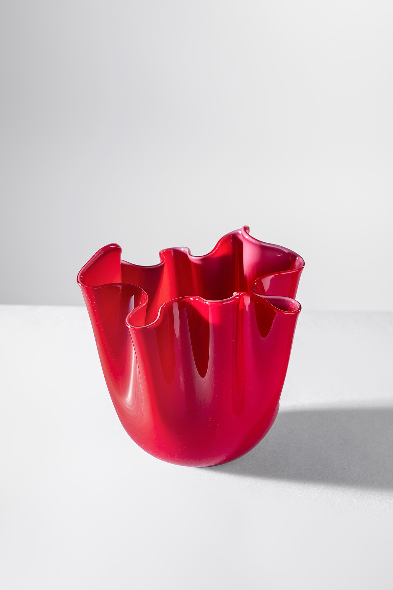 Fulvio Bianconi - Paolo Venini. Fazzoletto mod. 3924: Fazzoletto mod. 3924 Vetro soffiato incamiciato rosso. Venini, 1990. Marchio all'acido 90 Venini 2011. Etichetta del produttore. cm 13x13x13 Bibliografia: Marino Barovier e Carla Sonego (a cura di),