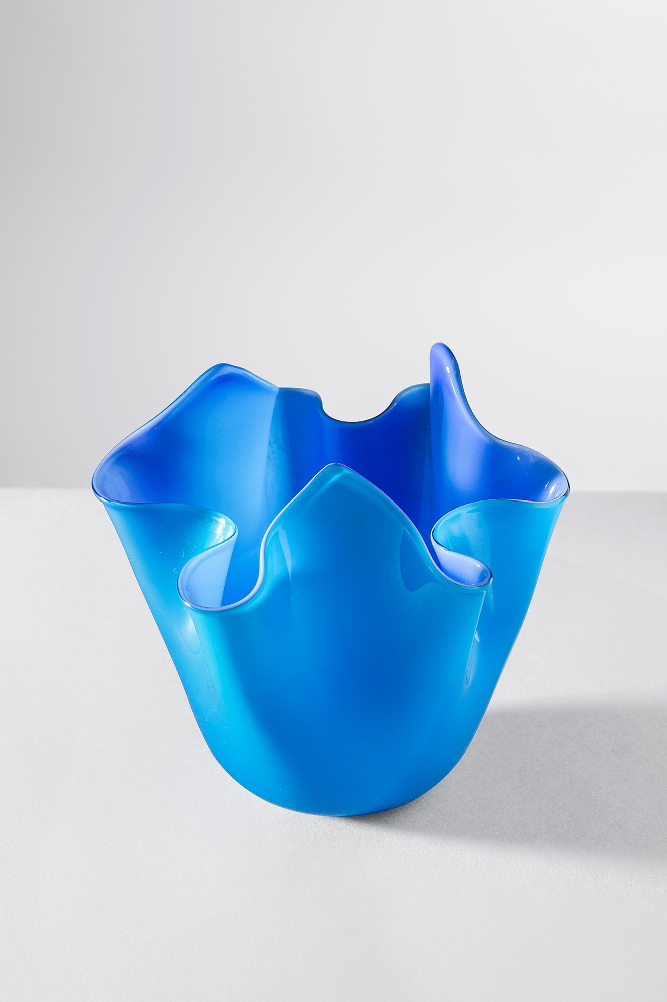 Fulvio Bianconi - Paolo Venini. Fazzoletto mod. 3924: Fazzoletto mod. 3924 Vetro soffiato incamiciato turchese e azzurro. Venini, 1995. Firma incisa a punta Venini 95. Etichetta del produttore. h cm 13, larg. cm 13 Bibliografia: Marino Barovier e Carla S