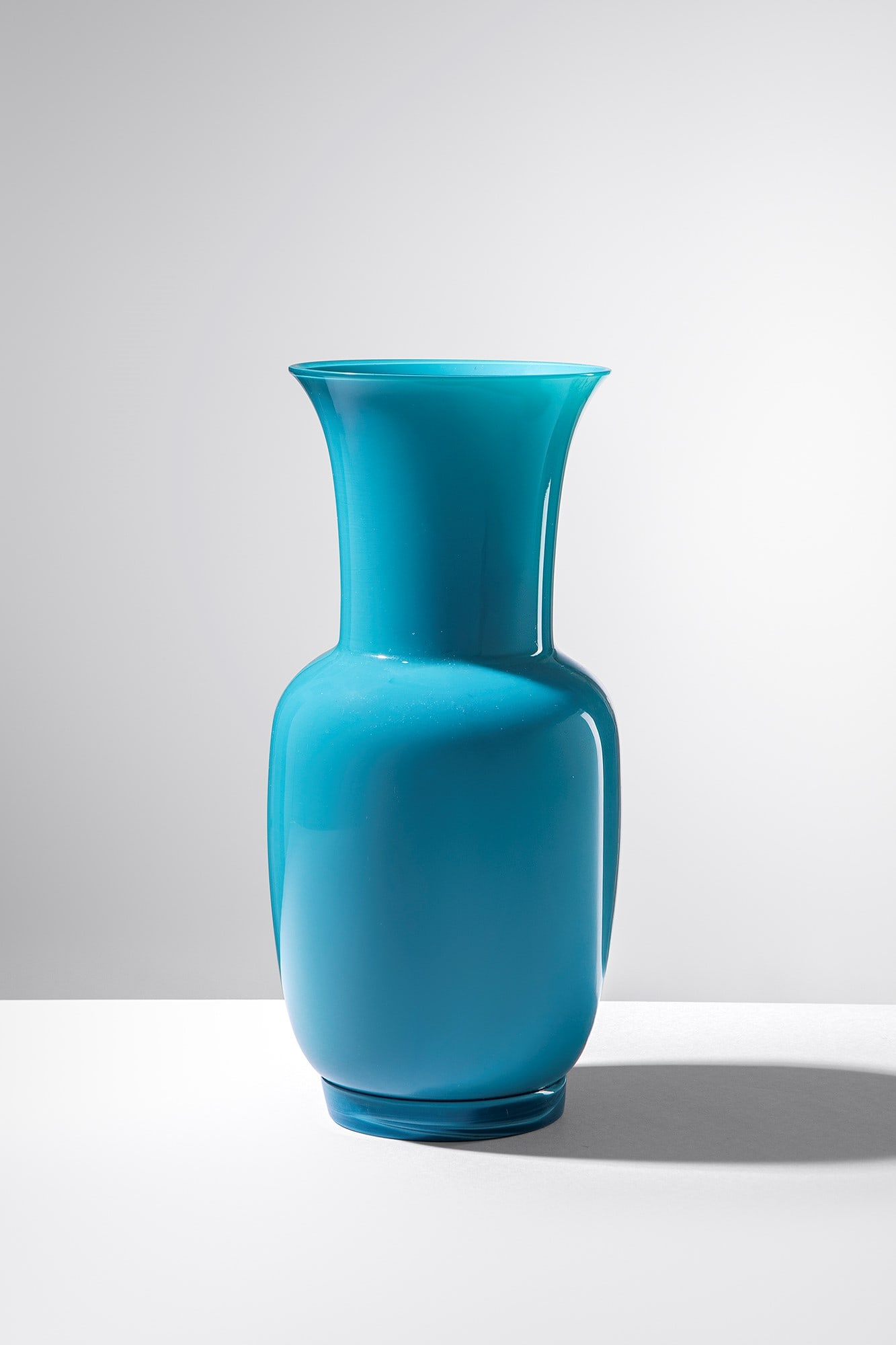 Venini. Vaso della serie Opalini: Vaso della serie Opalini Vetro soffiato turchese incamiciato con più strati di colore. Venini, 1987. Firma incisa a punta Venini 87. h cm 29, diam. cm 12 Bibliografia: Catalogo Venini.