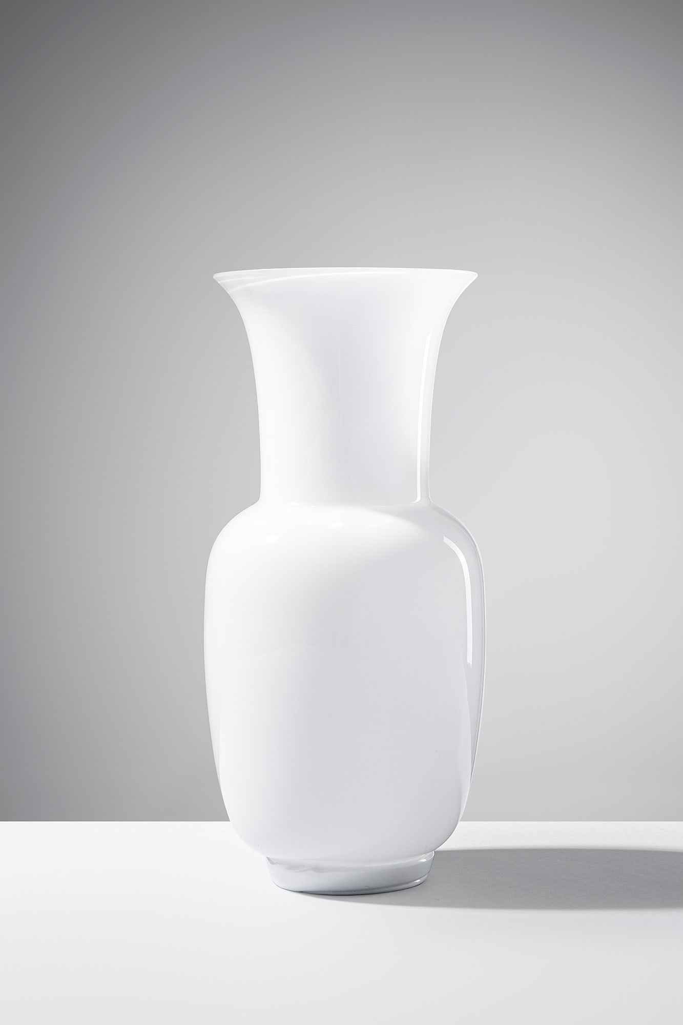 Venini. Vaso della serie Opalini: Vaso della serie Opalini Vetro soffiato lattimo incamiciato con più strati di colore. Venini, 1984. Firma incisa a punta Venini Italia 84. Etichetta del produttore. h cm 29, diam. cm 13
