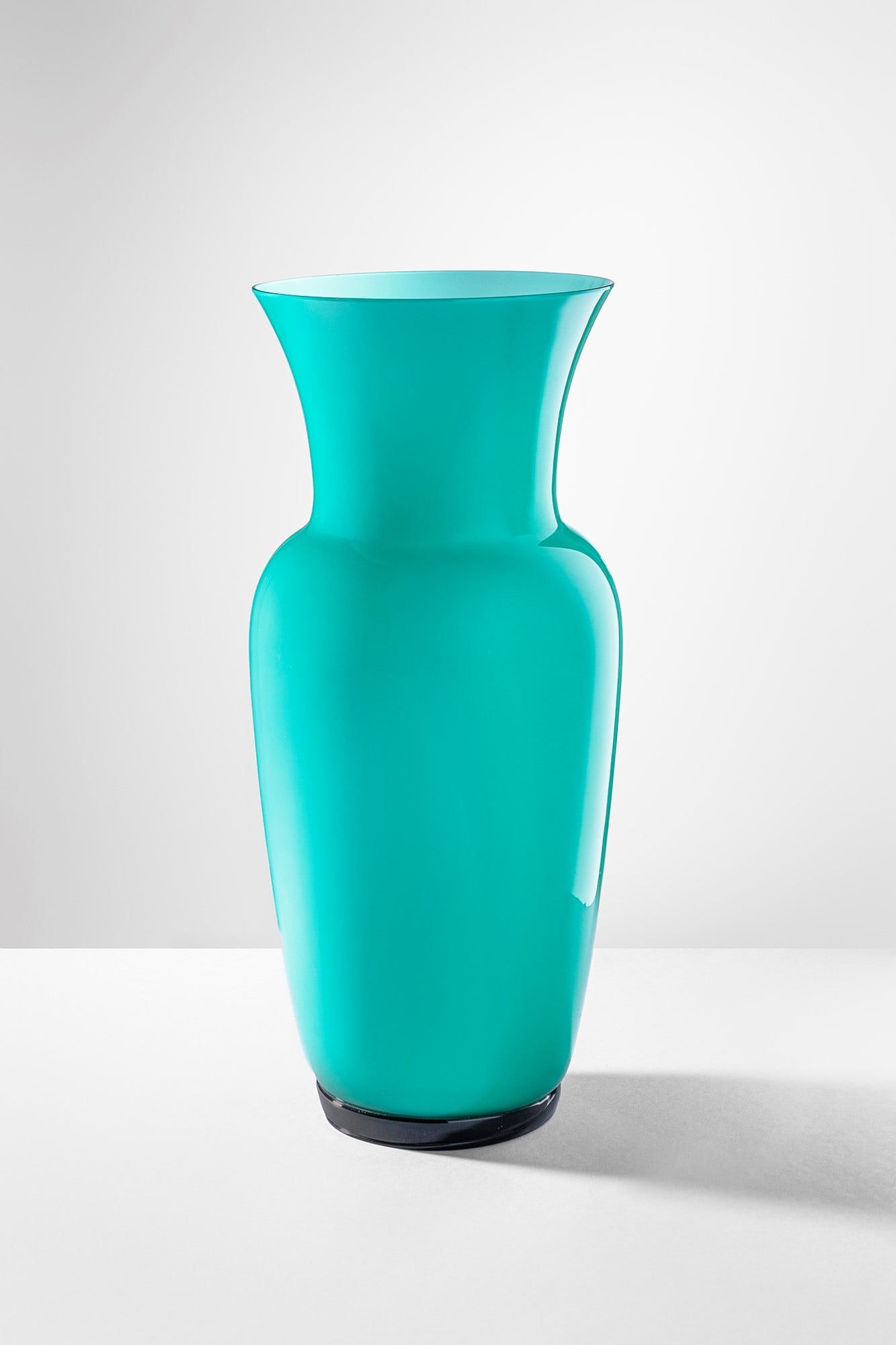 Venini. Vaso della serie Opalini: Vaso della serie Opalini Vetro soffiato verde incamiciato con più strati di colore, base in pasta vitrea nera. Venini, 1990. Firma incisa a punta Venini 1990. h cm 36, diam. cm 16 Bibliografia: