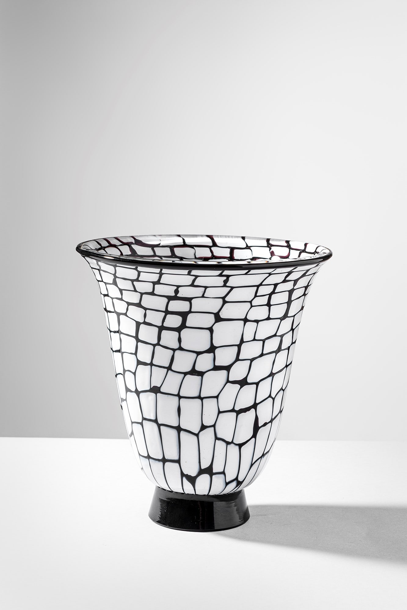 Barovier & Toso. Vaso della serie Neomurrino: Vaso della serie Neomurrino Vetro soffiato in tessuto vitreo ottenuto da tessere a colori opachi bordate di nero. Barovier & Toso, 1972 ca. Firma incisa a punta Barovier e Toso Murano. Etichetta Barov