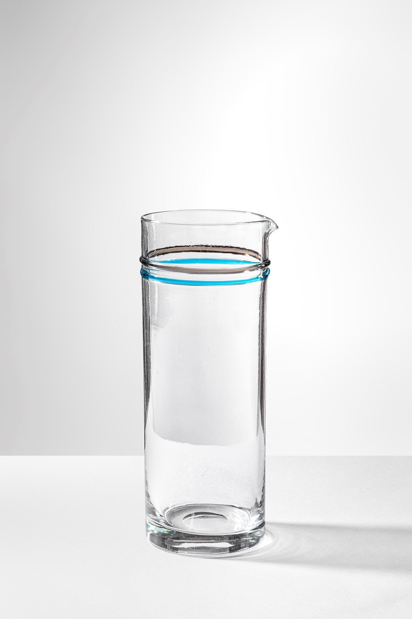 Venini. Versatoio: Versatoio Vetro cristallo trasparente decorato con con fili azzurro e grigio. Venini, 1980 ca. h cm 23, diam. cm 9