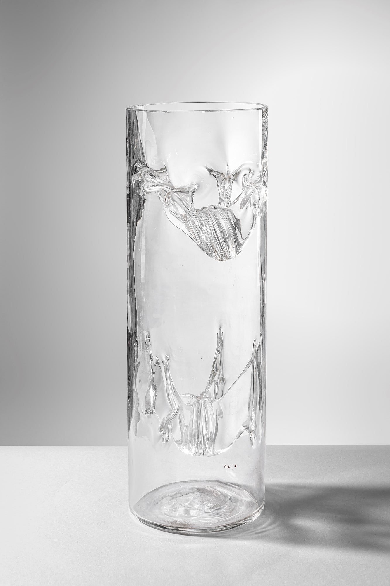 Toni Zuccheri. Vaso della serie Talea: Vaso della serie Talea Vetro soffiato cristallo con membrane all’interno. VeArt, 1973-1978. h cm 44, diam. cm 15 Bibliografia: R. Chiesa, S. Pezzoli (a cura di), Toni Zuccheri. Poeta della natura e
