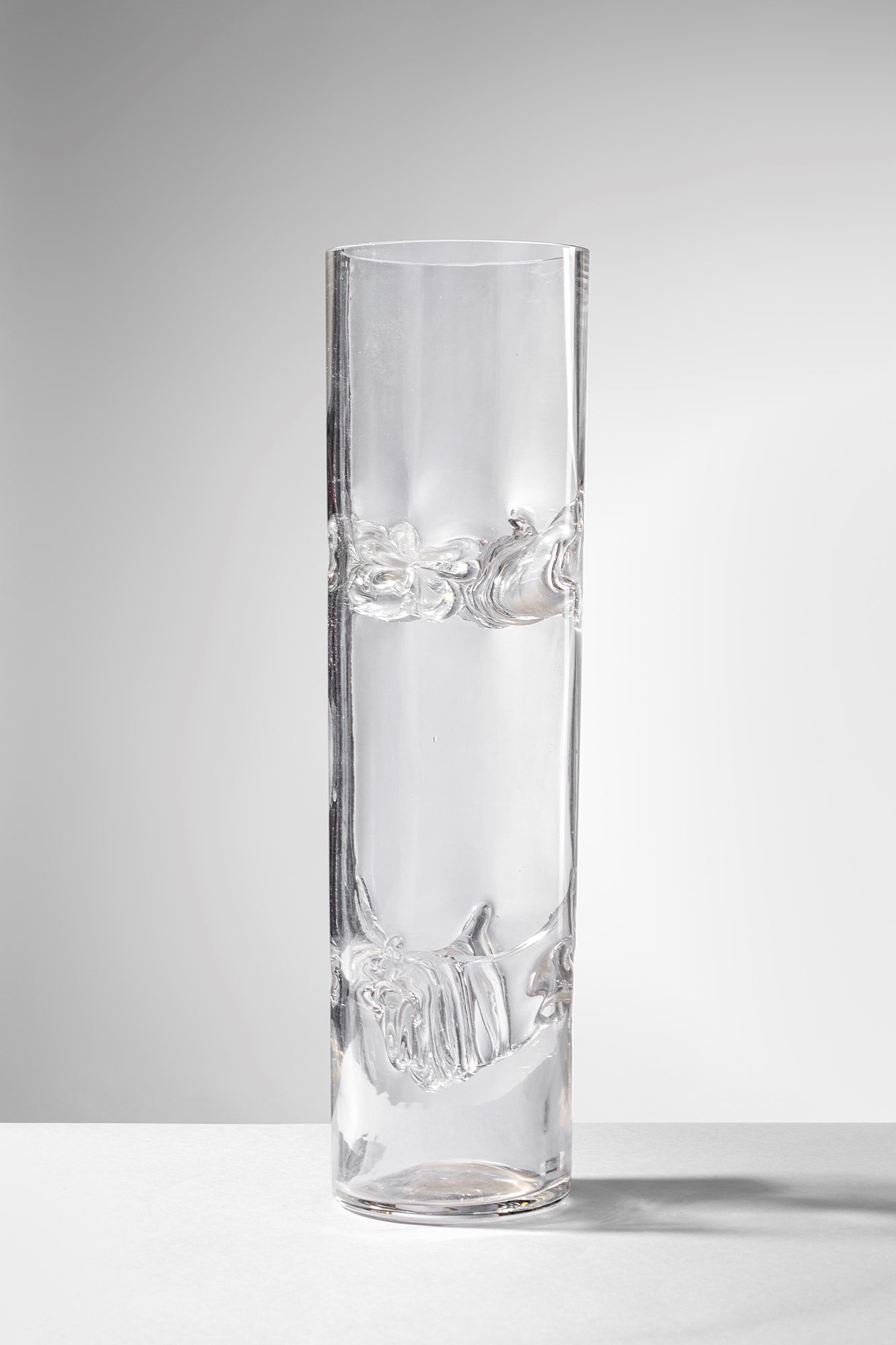 Toni Zuccheri. Vaso della serie Talea: Vaso della serie Talea Vetro soffiato cristallo con membrane all’interno. VeArt, 1973-1978. Firma incisa a punta VeArt. h cm 36, diam. cm 10 Bibliografia: R. Chiesa, S. Pezzoli (a cura di), Toni