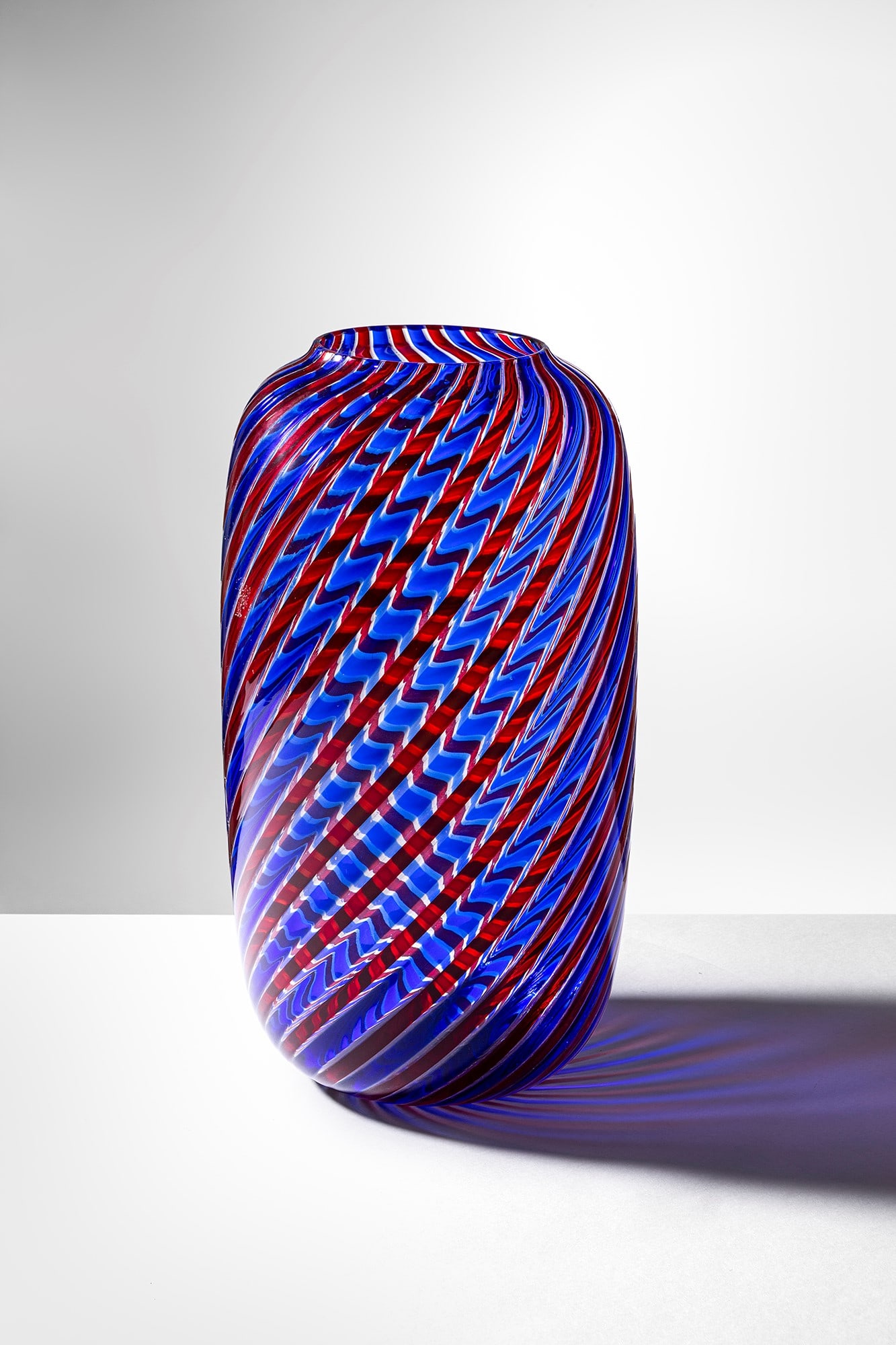 Paolo Venini. Vaso: Vaso Vetro soffiato a canne retorte blu e rosso. Venini, 1981. Firma incisa a punta Venini Italia 81. h cm 36, diam. cm 19 Bibliografia: Catalogo Venini
