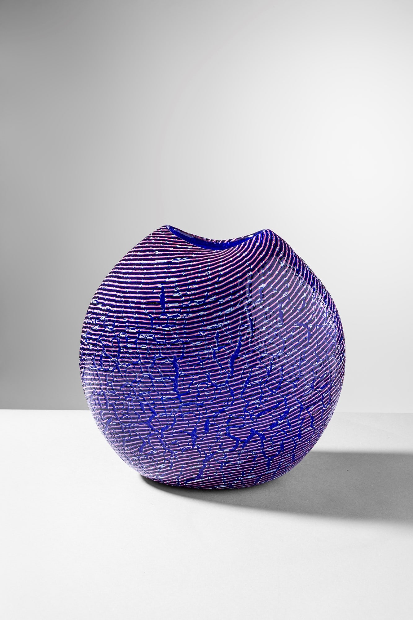Lino Tagliapietra. Vaso Torcello: Vaso Torcello Vetro soffiato incamiciato effetto ghiaccio. Effetre International, 1989. Firma incisa a punta Lino Tagliapietra Effetre International Murano 1989. cm 25x26x17 Bibliografia: Rosa Barovie