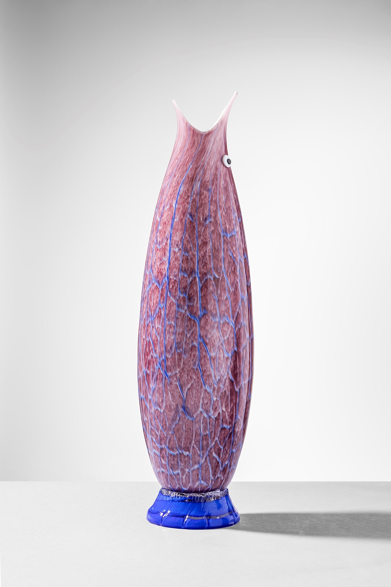 Luca Sacchetti. Vaso Sarda: Vaso Sarda Vetro soffiato e polveri policrome. Barovier & Toso, 1995. Firma incisa a punta Barovier e Toso Murano. Etichetta del produttore. h cm 37, diam. cm 10 Bibliografia: Rosa Barovier Mentasti,