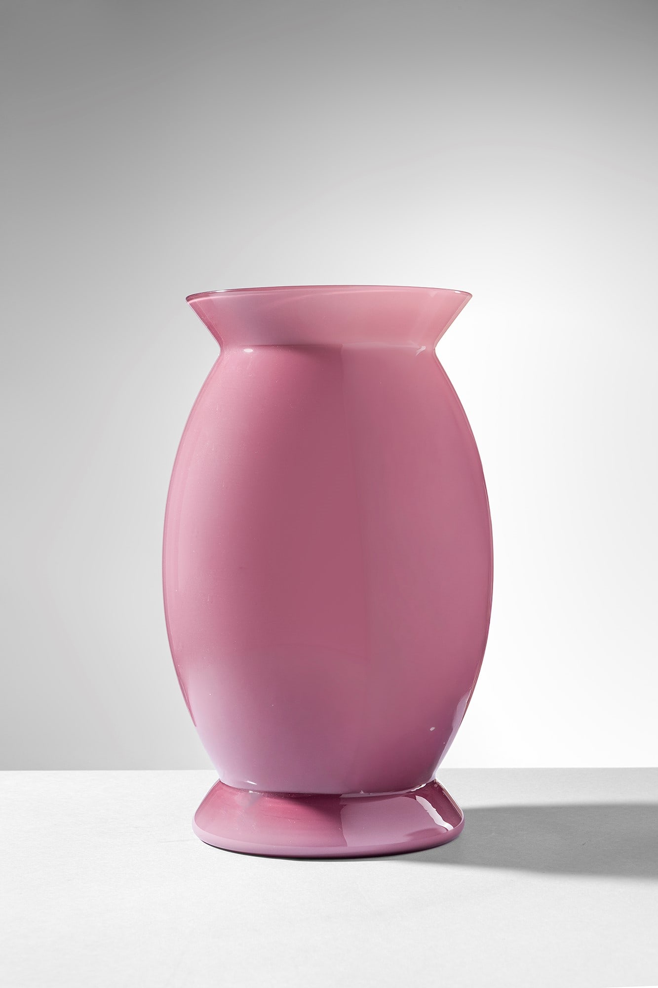 Alessandro Mendini. Vaso Idalion: Vaso Idalion Vetro soffiato incamiciato ametista. Venini, 1993. Firma incisa a punta Venini 93. h cm 27, larg. cm 18 Bibliografia: Catalogo Venini.