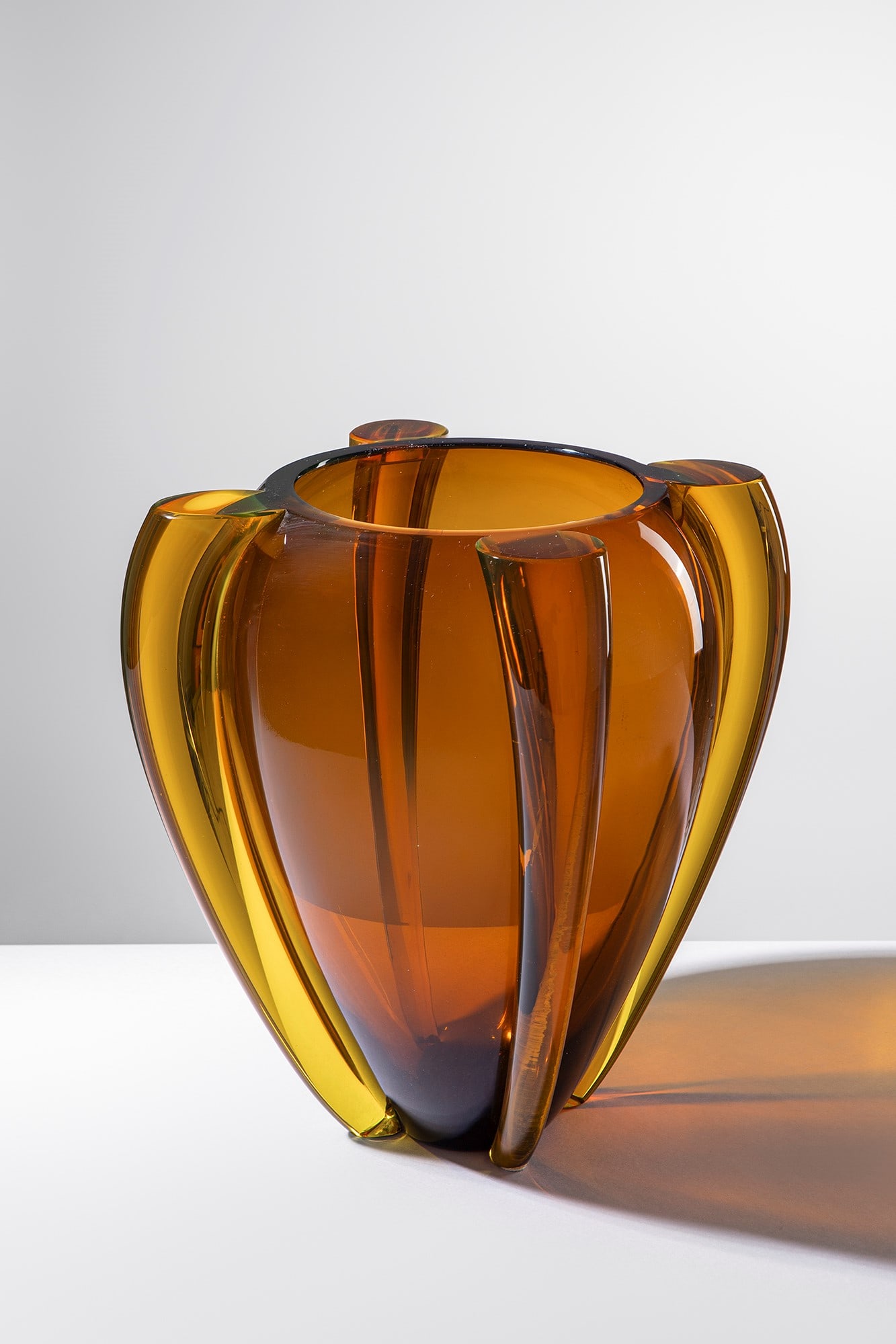 Tina Marie Aufiero. Vaso Alboino: Vaso Alboino Vetro soffiato ambra. Venini, 2001. Firma incisa a punta Murano 2001 Tina Aufiero. Etichetta del produttore. cm 30x21x21 Bibliografia: Catalogo Venini.