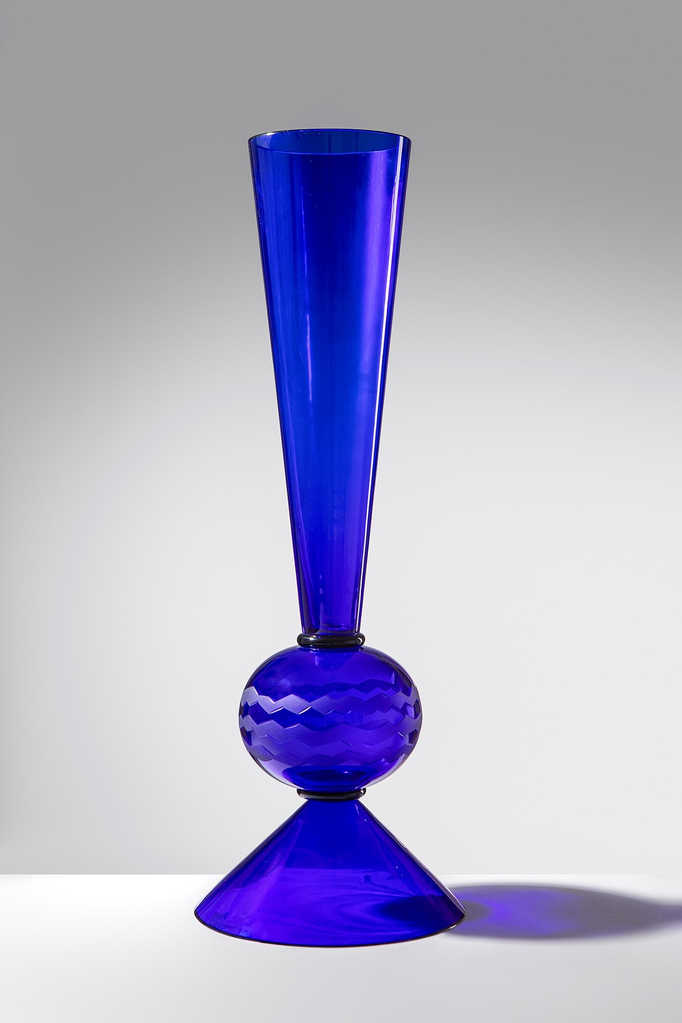Matteo Thun. Vaso della serie Rinascimento: Vaso della serie Rinascimento Vetro soffiato blu con incisioni alla mola. Collezione Tiffany & Co. Barovier & Toso, 1987. Firma incisa a punta Barovier e Toso Murano M.T.H. 92. Etichetta del produttor