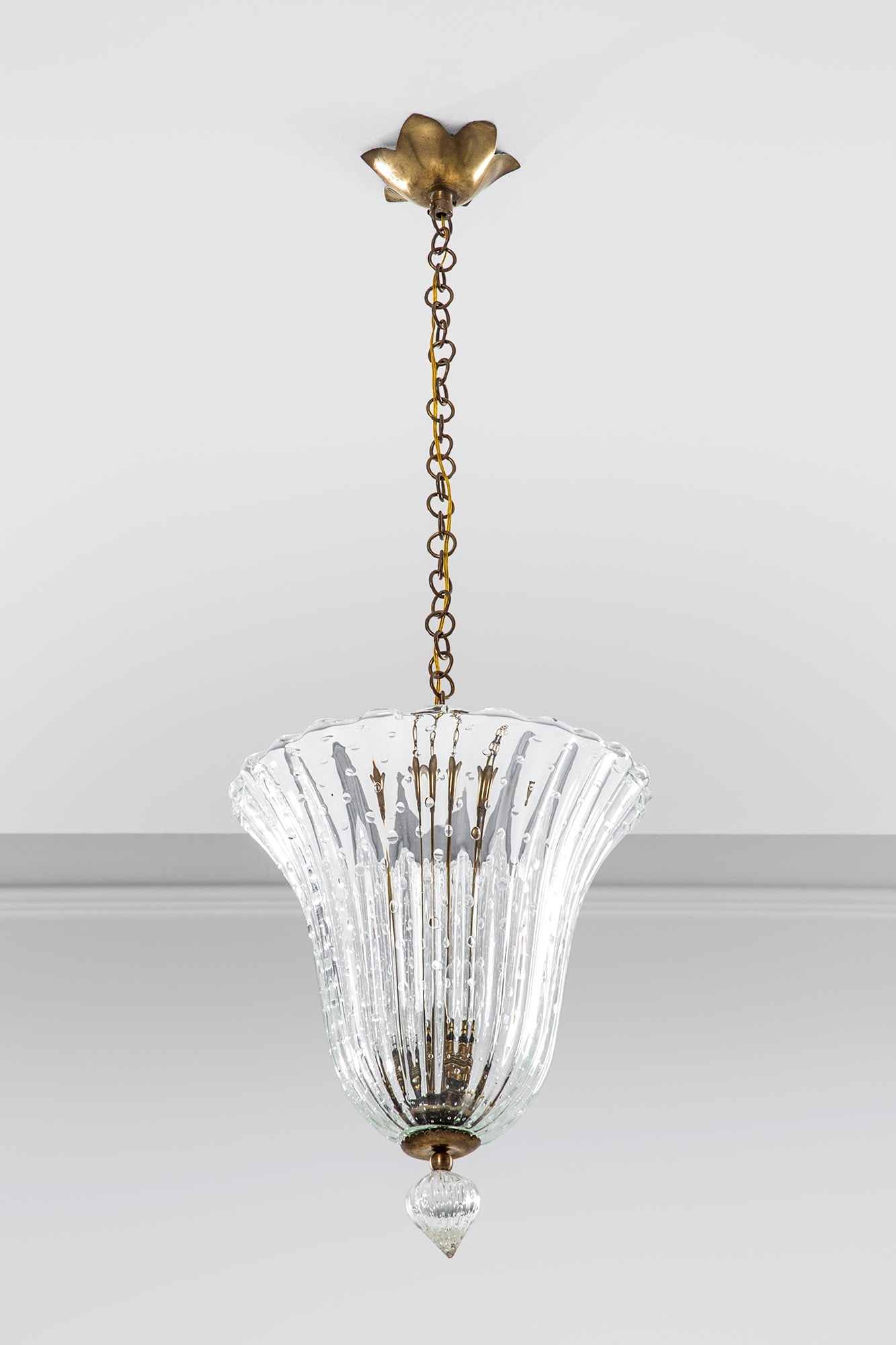 Barovier & Toso. Lampada a sospensione: Lampada a sospensione Vetro trasparente costolato e bollicine, ottone. Prod. Barovier & Toso, 1940 ca. h cm 97, diam. cm 35
