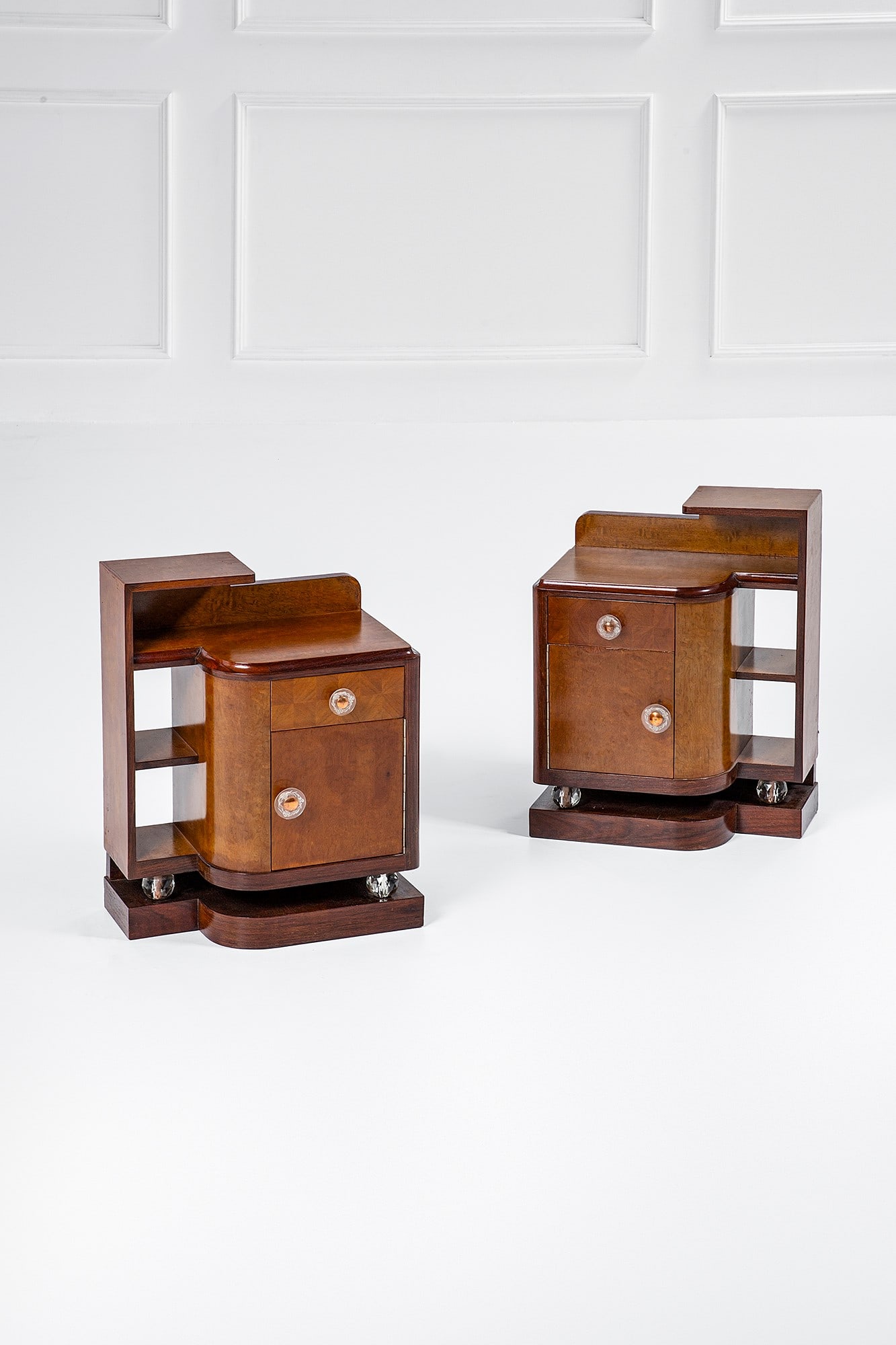 Due comodini déco: Due comodini déco Legno impiallacciato, vetro inciso, cristallo trasparente sfaccettato, metallo. 1930 ca. cm 68x52x34