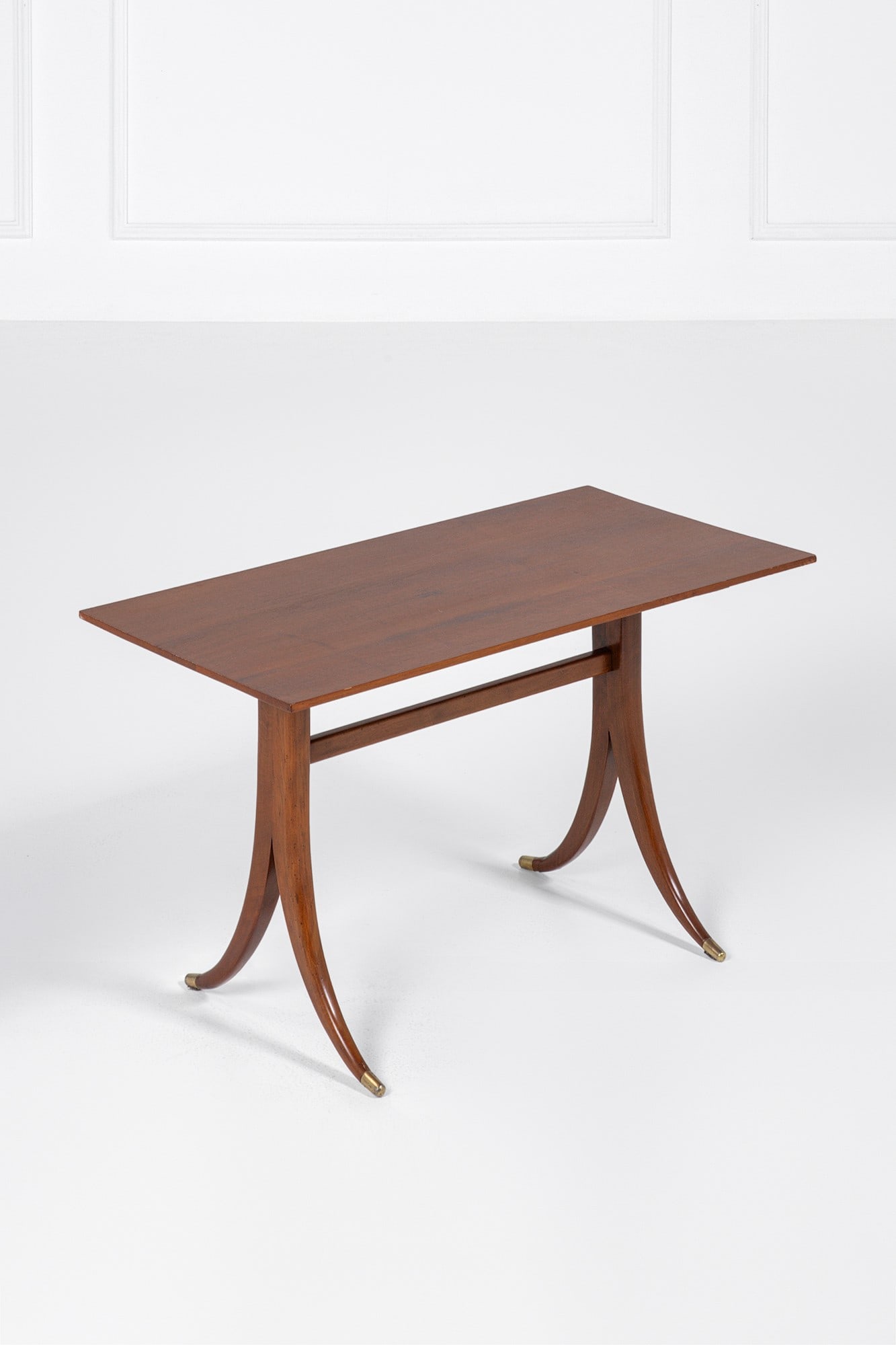 Osvaldo Borsani (attr.). Tavolino: Tavolino Legno curvato, legno impiallacciato, ottone. 1950 ca. cm 52x90x45