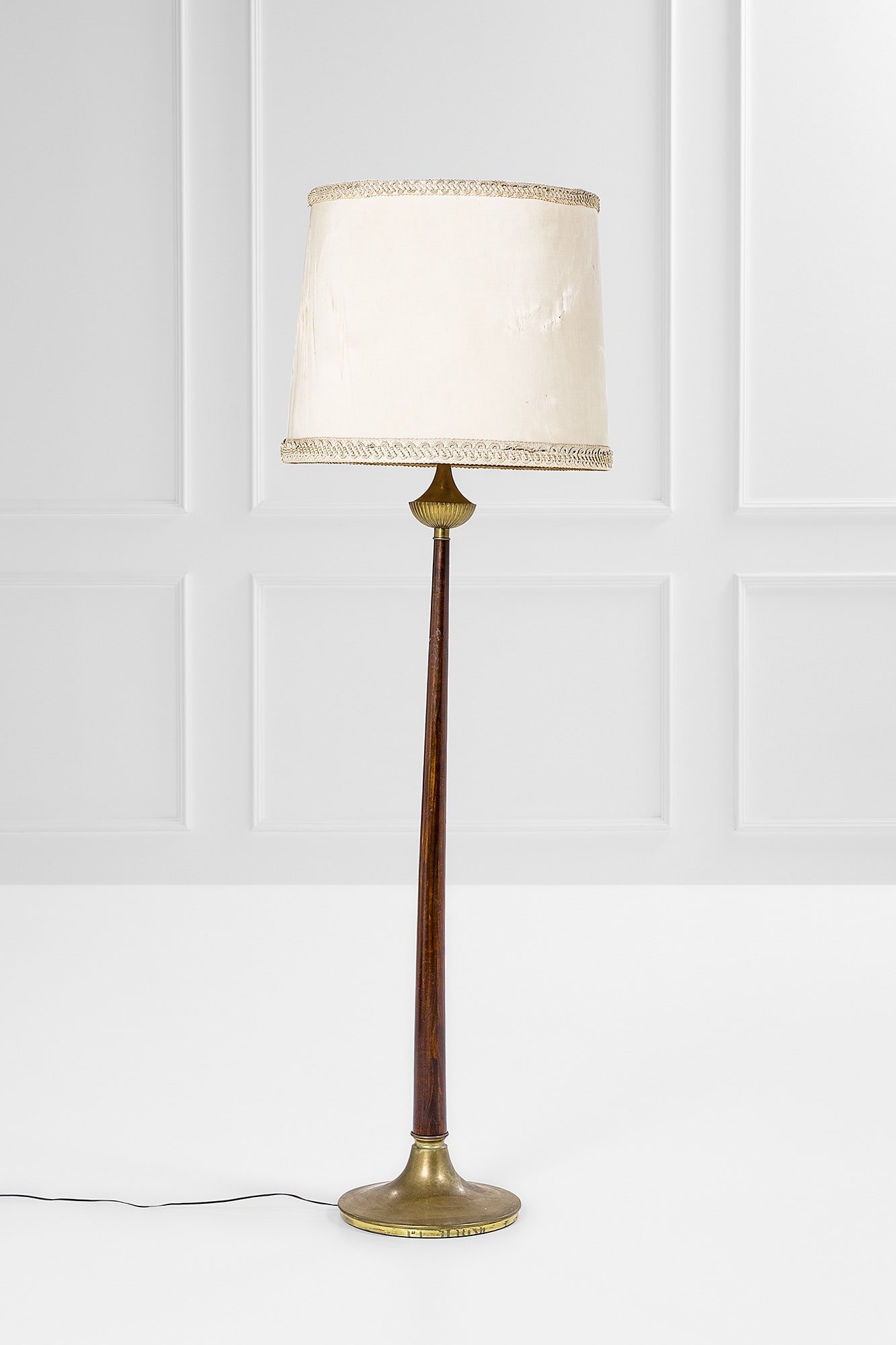 Lampada da terra: Lampada da terra Legno massello, ottone, tessuto. 1950 ca. h cm 183, diam. cm 58
