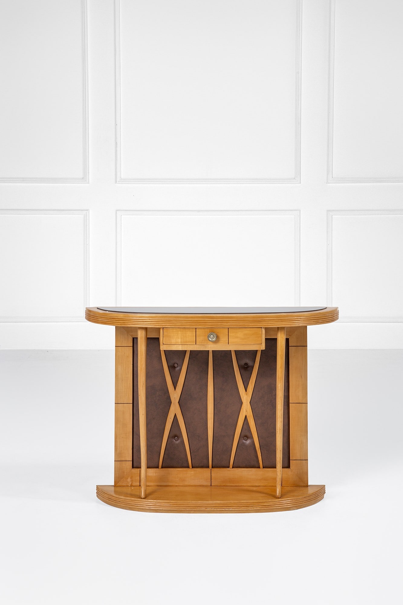 Console con cassetto: Console con cassetto Legno sagomato, legno impiallacciato, similpelle, vetro colorato, ottone. 1940 ca. cm 80x107x31