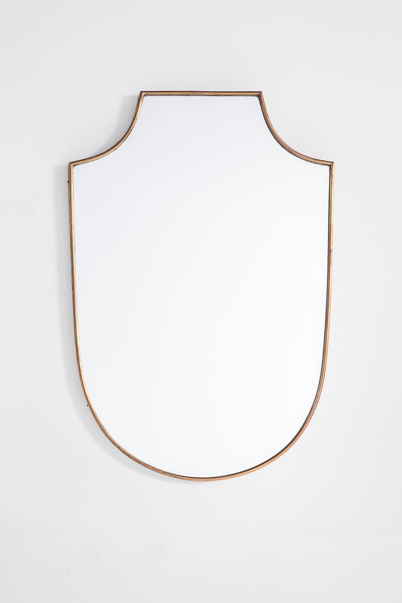 Specchio a scudo: Specchio a scudo Ottone, vetro specchiato. 1950 ca. cm 68x45x3
