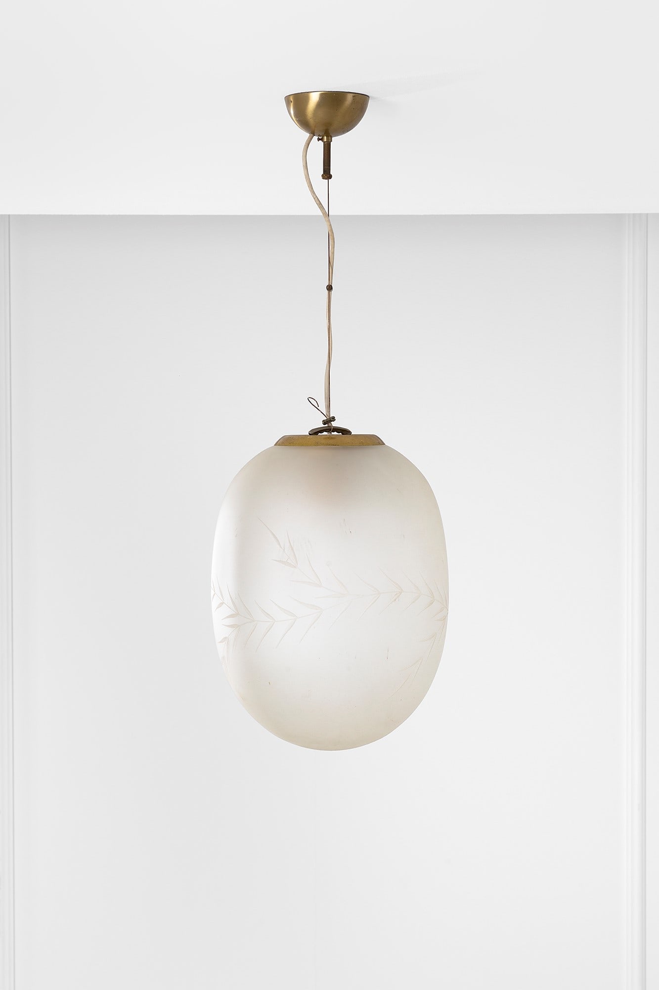 Stilnovo. Lampada a sospensione: Lampada a sospensione Vetro satinato con decori vegetali, ottone. Prod. Stilnovo, 1950 ca. Etichetta del produttore. h cm 81, diam. cm 26