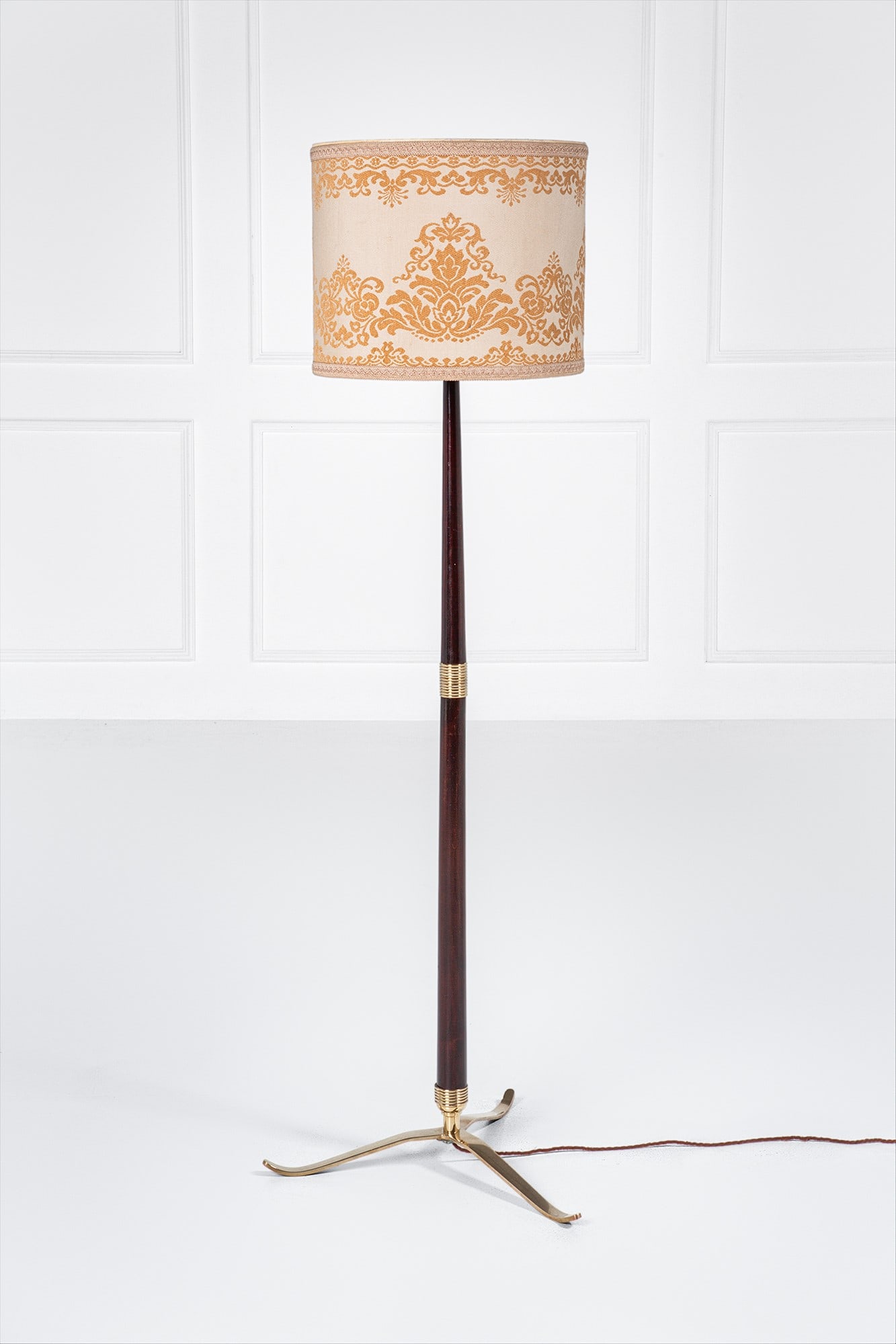 Lampada da terra: Lampada da terra Legno massello tinto, ottone, tessuto. 1950 ca. h cm 182, diam. cm 48
