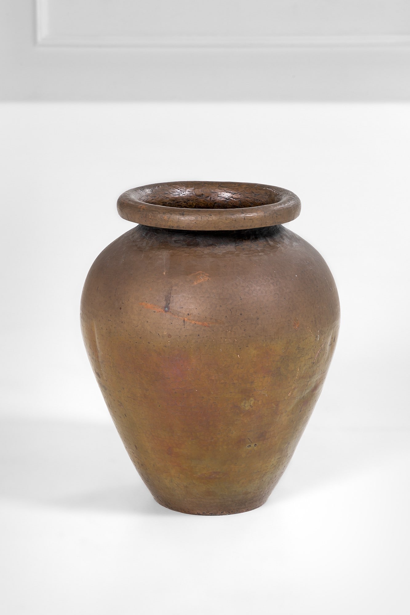 Egidio Casagrande. Vaso: Vaso Rame sbalzato. Prod. Egidio Casagrande, 1940 ca. Marchio del produttore. h cm 43, diam. cm 35