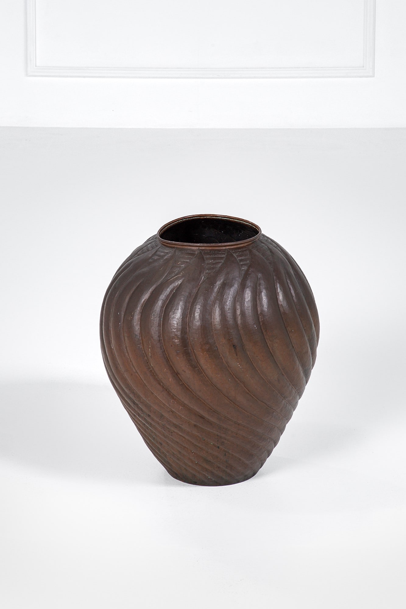 Egidio Casagrande. Grande vaso: Grande vaso Rame sbalzato. Prod. Egidio Casagrande, 1940 ca. Marchio del produttore. h cm 54, diam. cm 46