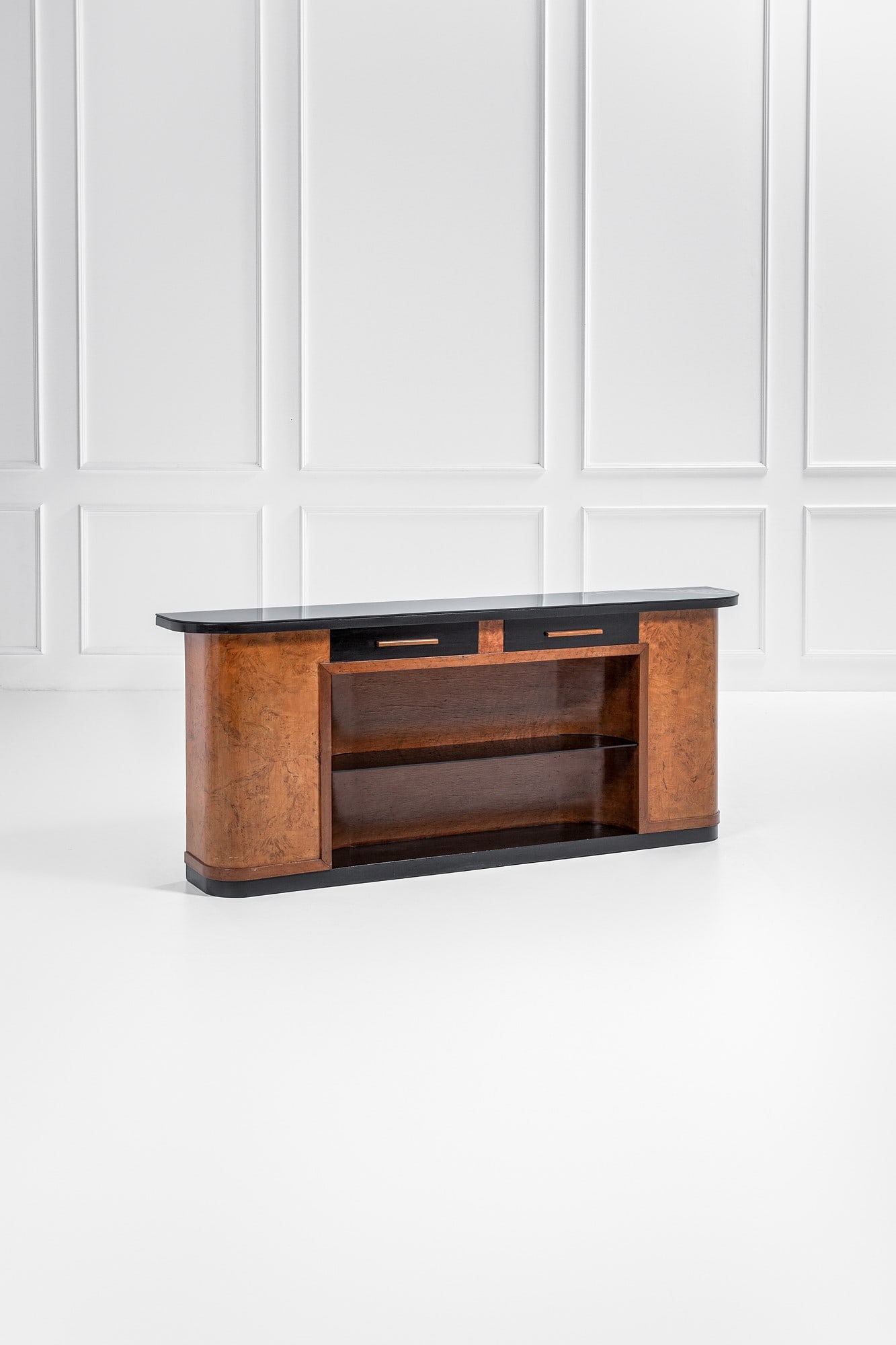 Osvaldo Borsani, nel gusto di. Grande console: Grande console Legno impiallacciato in radica, legno massello, legno tinto, vetro colorato. 1930 ca. cm 90x220x35