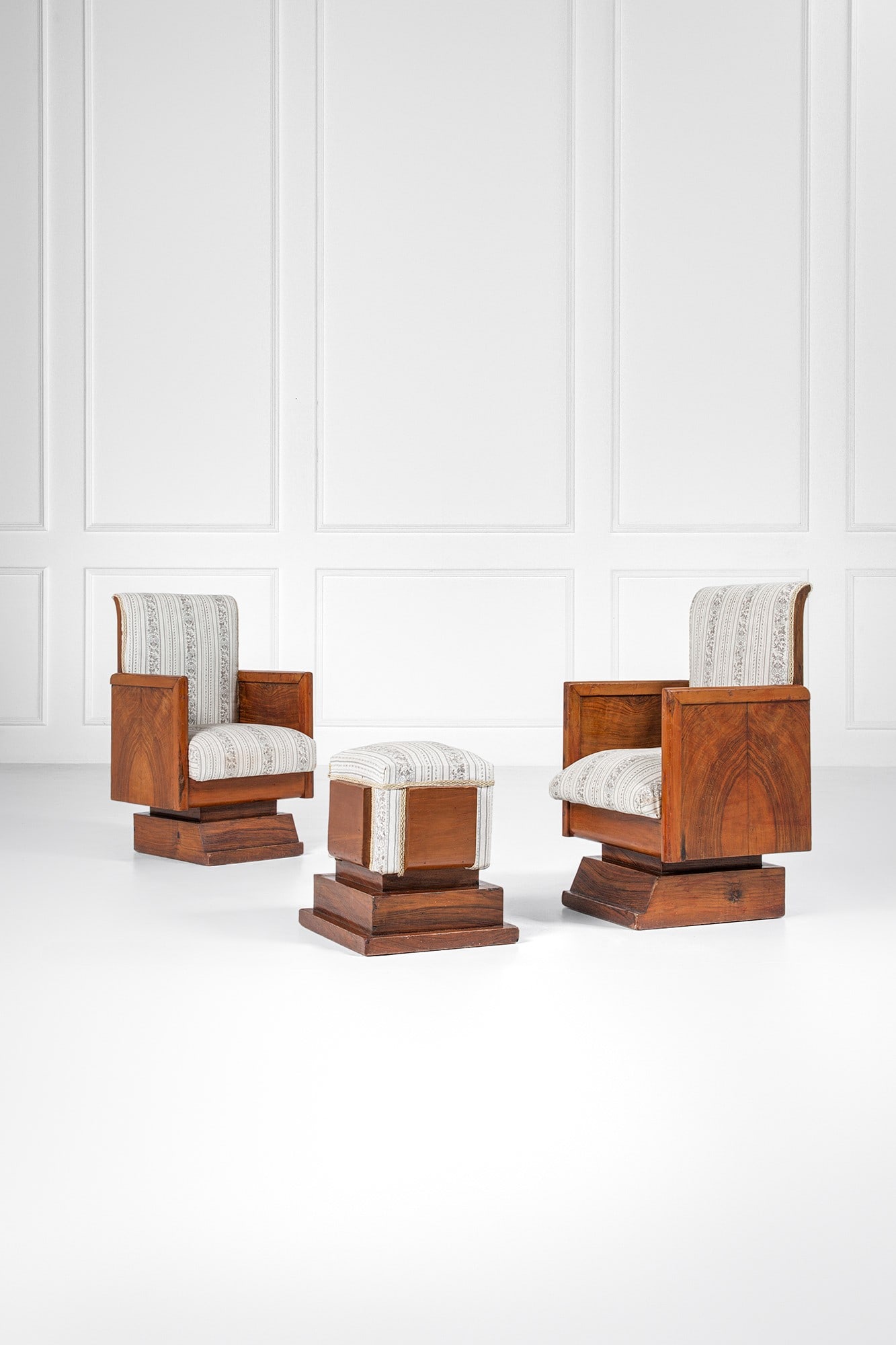 Due poltrone déco e un pouf: Due poltrone déco e un pouf Legno massello, legno impiallacciato, tessuto. 1930 ca. Poltrone cm 80x50x48; poggiapiedi cm 44x41x38