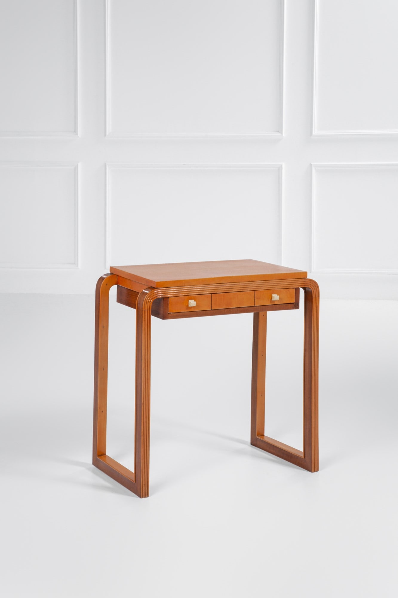 Piccolo scrittoio: Piccolo scrittoio Legno sagomato, impiallacciato e legno grissinato, bachelite. 1930 ca. cm 80x80x40