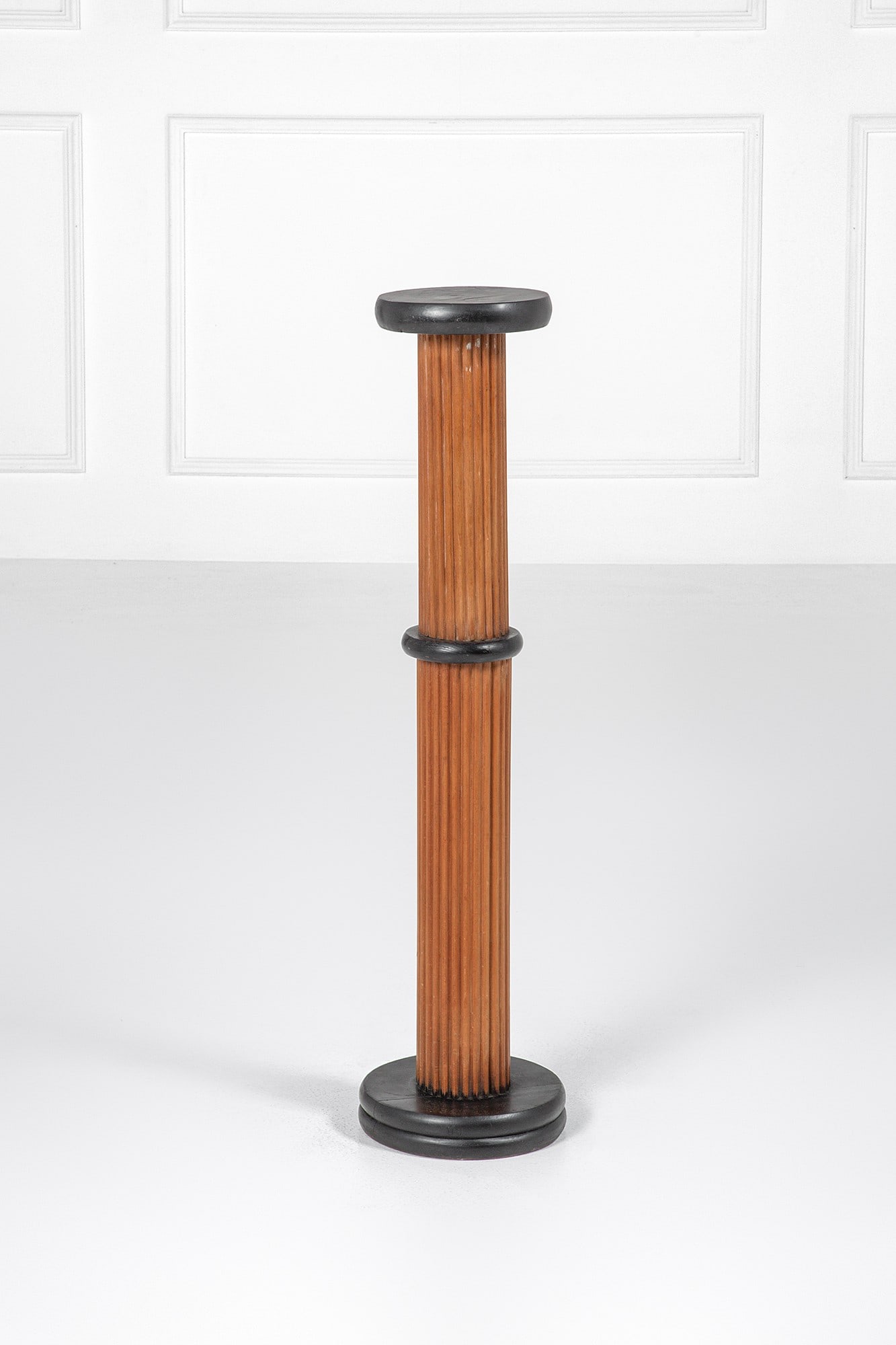 Colonna portavaso déco: Colonna portavaso déco Legno ebanizzato, legno grissinato. 1930 ca. h cm102, diam. cm 25