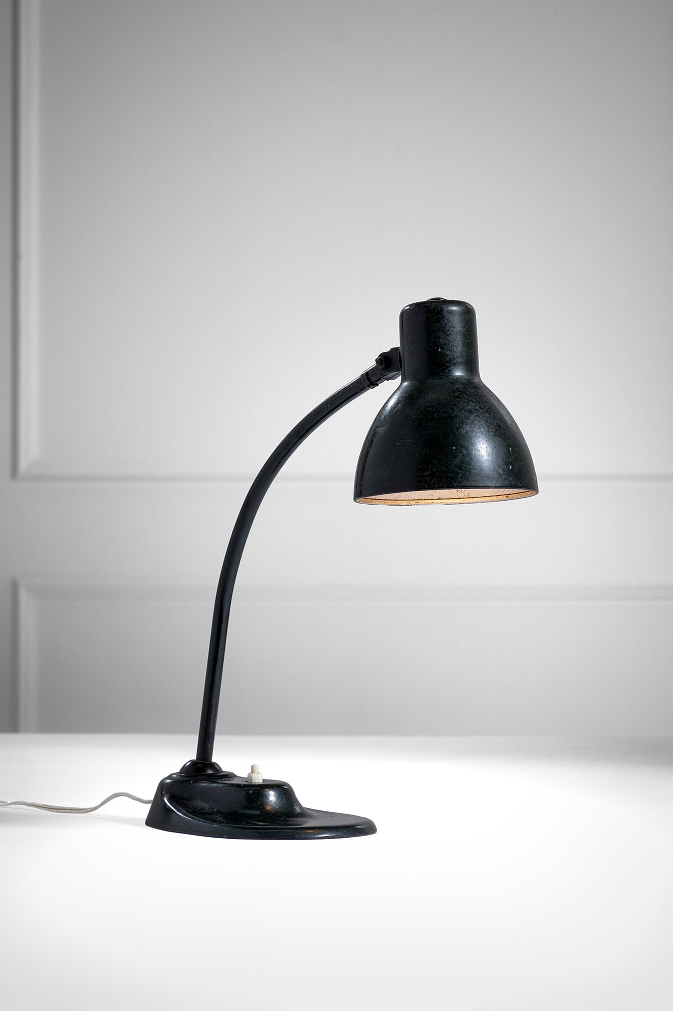 M. Brandt, H. Bredendieck. Lampada tavolo mod. 679: Lampada tavolo mod. 679 Metallo verniciato. Prod. Kandem, 1930 ca. Marchio del produttore. cm 45x14x44