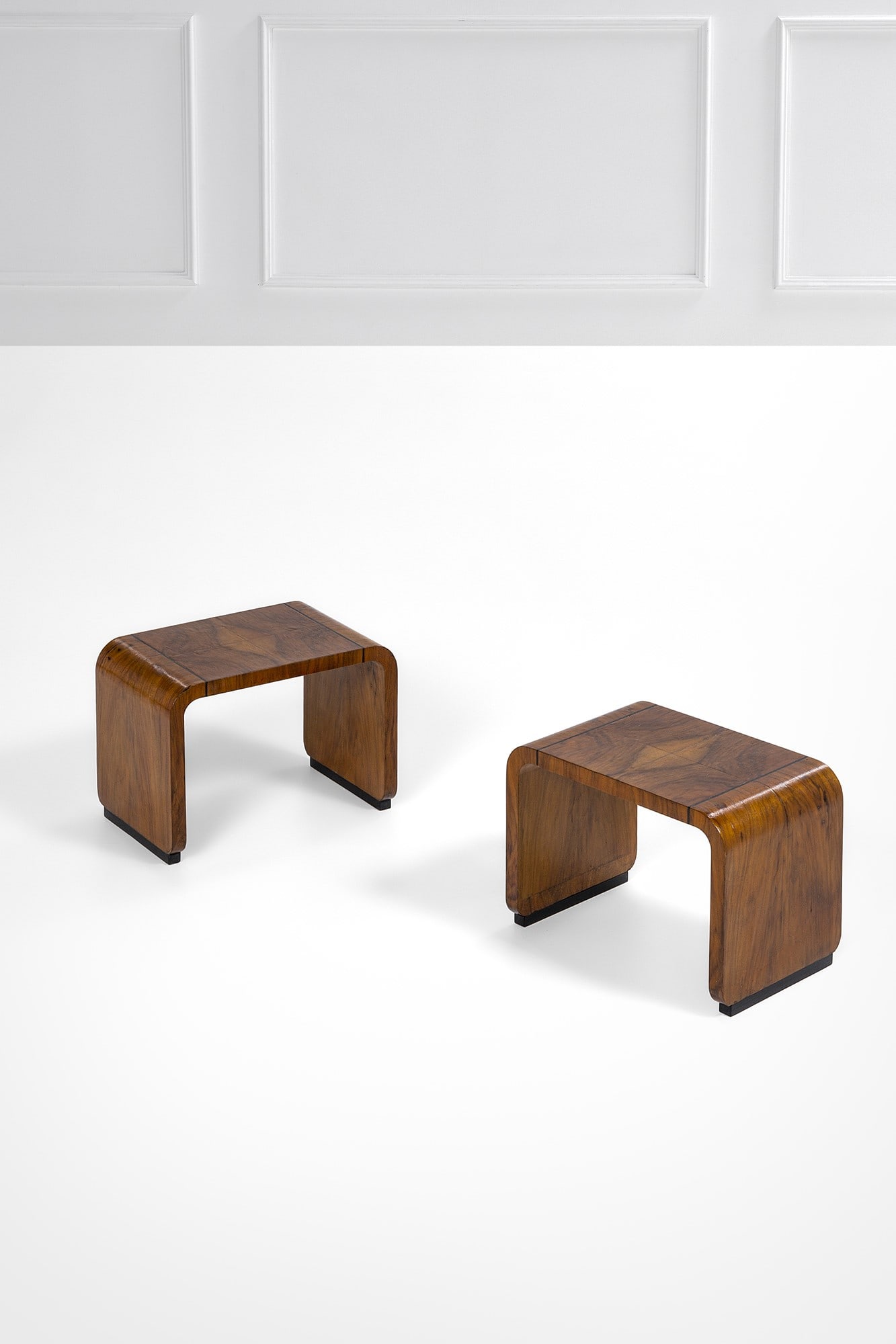 Due sgabelli: Due sgabelli Legno sagomato impiallacciato in radica e legno tinto. 1940 ca. cm 33x47x30
