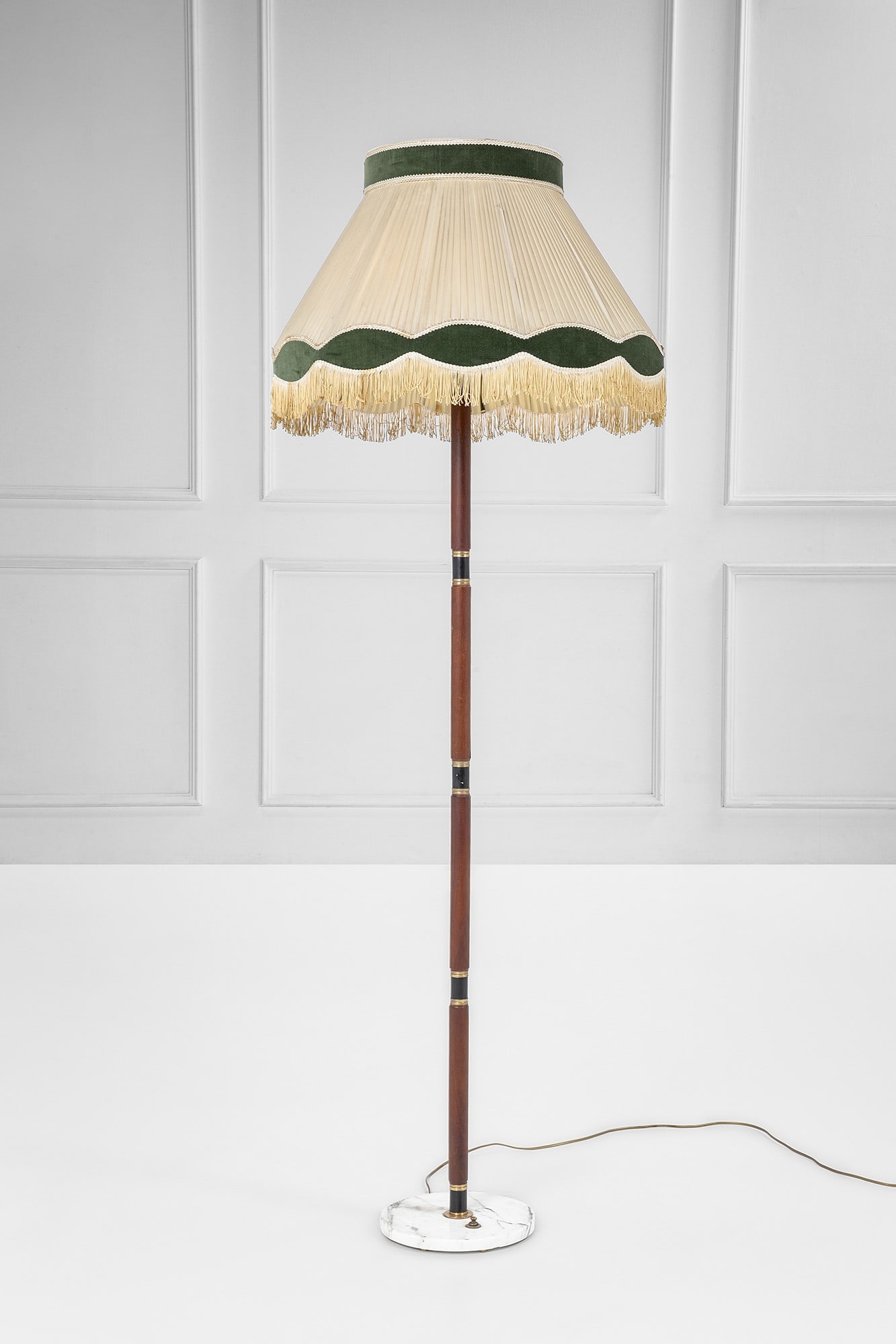 Lampada da terra: Lampada da terra Legno massello, ottone, marmo, tessuto. 1940 ca. h cm 180, diam. cm 68