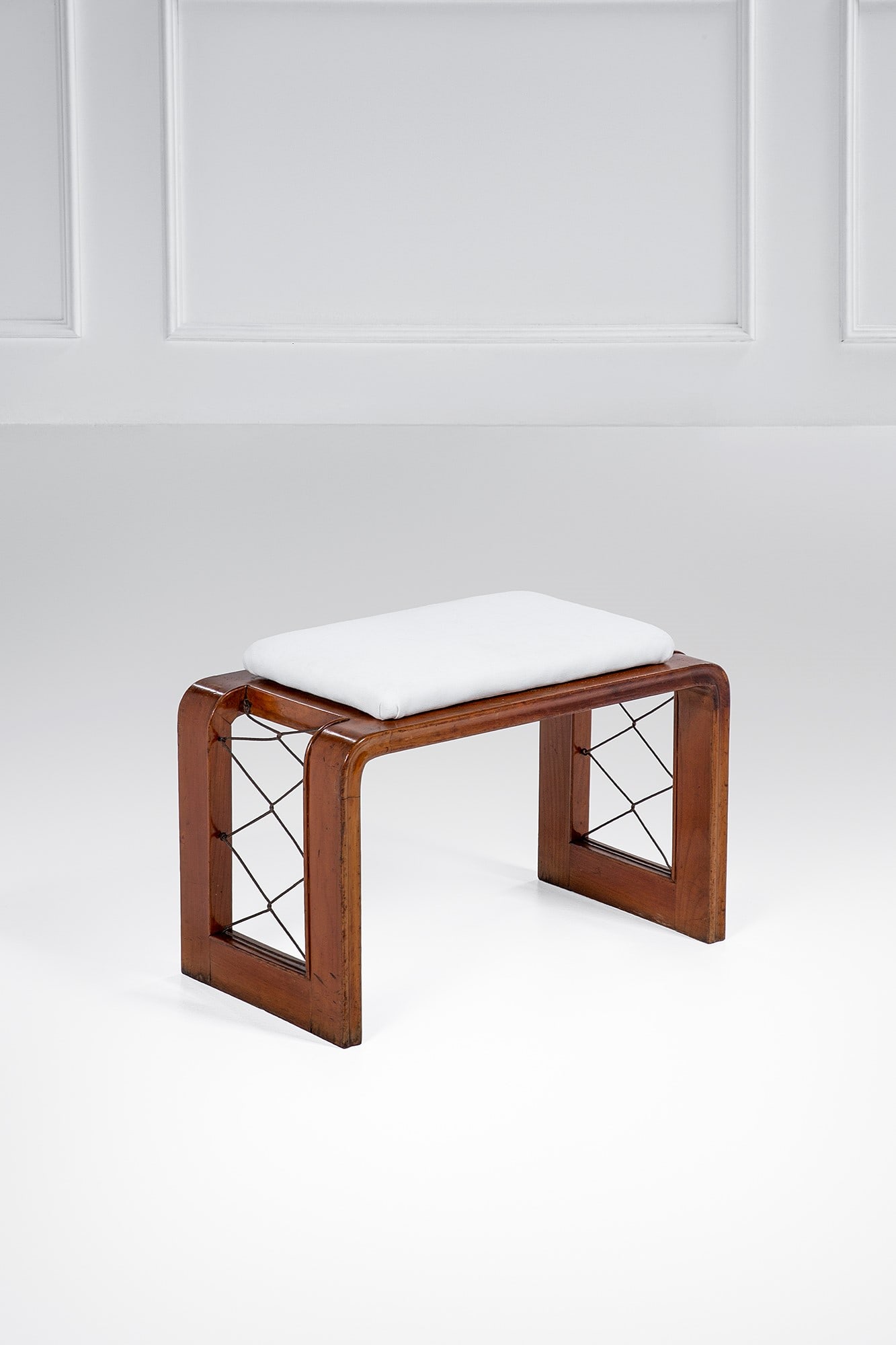 Sgabello di gusto razionalista: Sgabello di gusto razionalista Legno massello sagomato, corda, tessuto. 1940 ca. cm 43x63x34