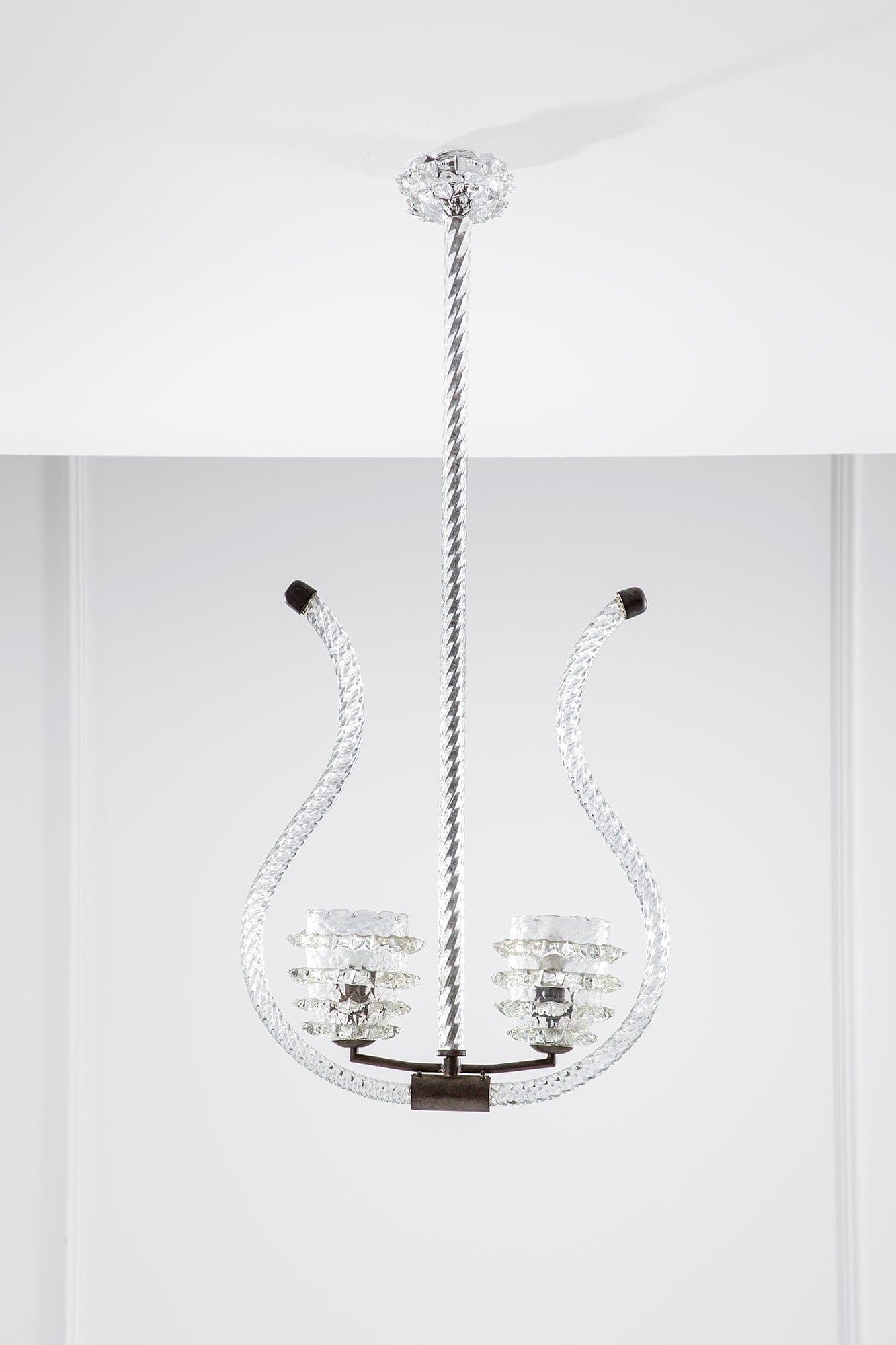 Lampadario a lira: Lampadario a lira Vetro torchon, vetro rostrato, ottone. 1940 ca. cm 100x44x14