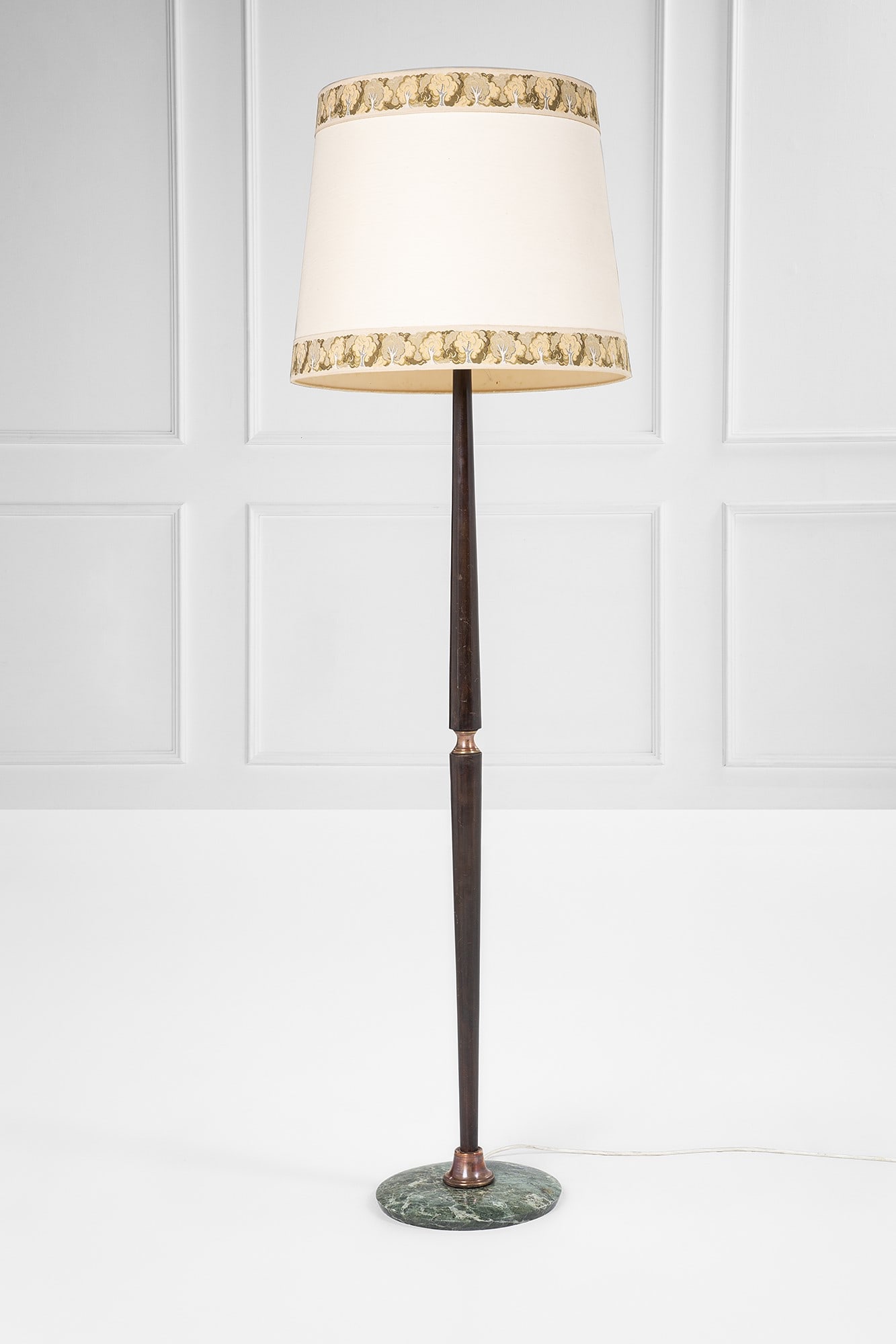 Lampada da terra: Lampada da terra Legno massello tinto, rame, marmo, tessuto. 1940 ca. cm 179, diam. cm 56