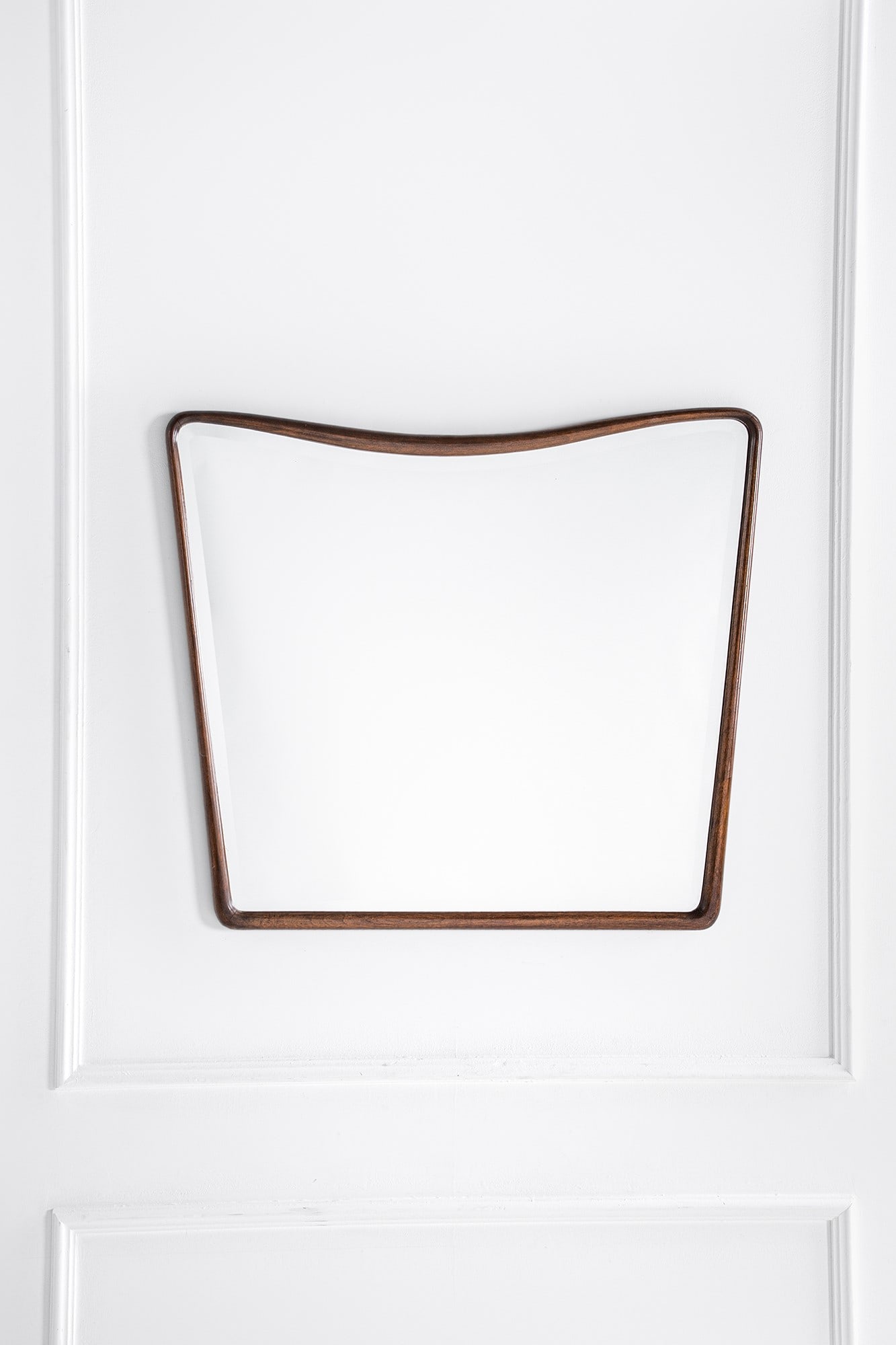 Osvaldo Borsani, nel gusto di. Specchiera: Specchiera Legno massello sagomato, vetro specchiato. 1950 ca. cm 90x102x3