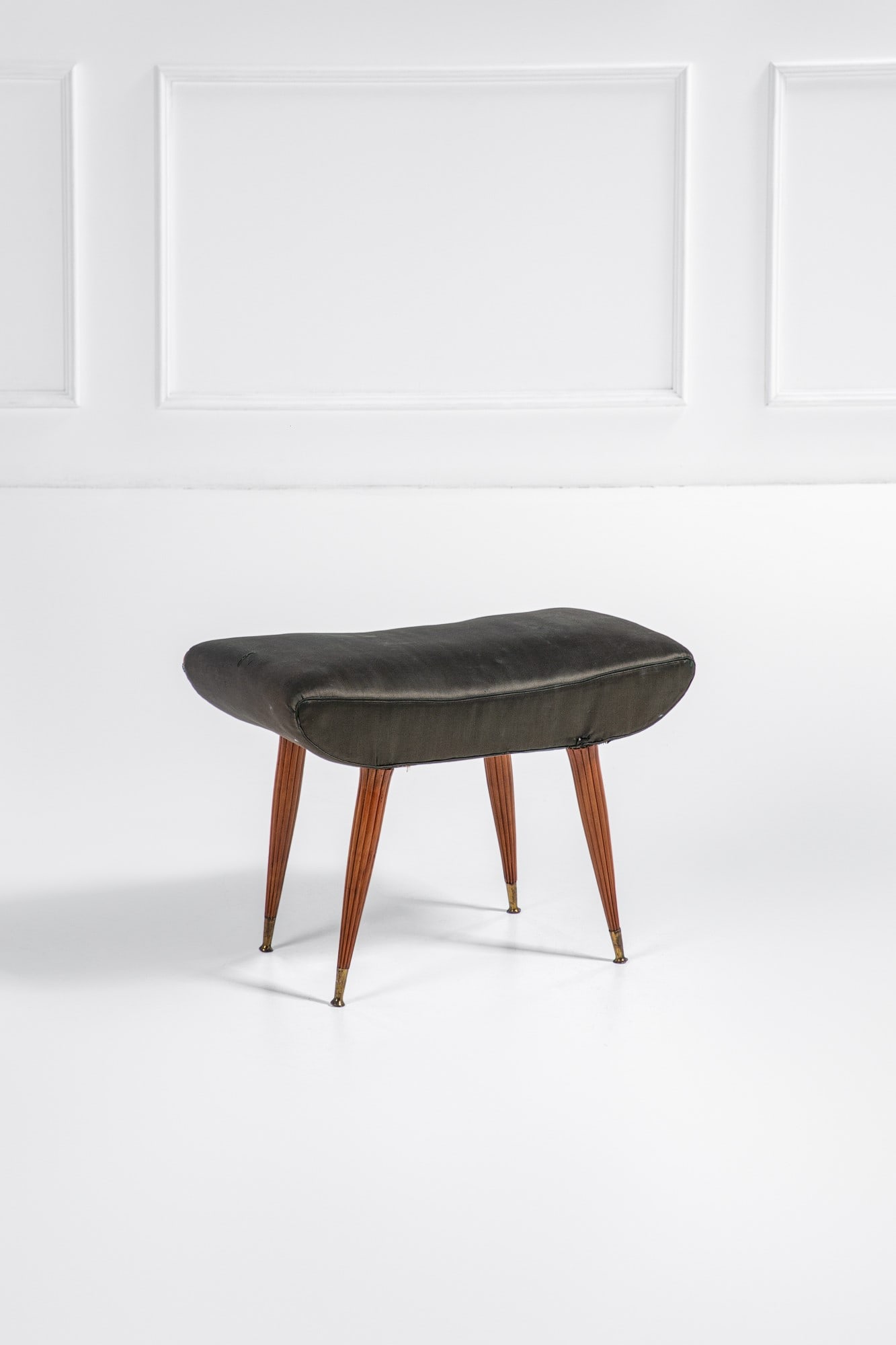 Paolo Buffa (attr.). Sgabello: Sgabello Legno grissinato, ottone lucido, tessuto. 1950 ca. cm 45x66x39