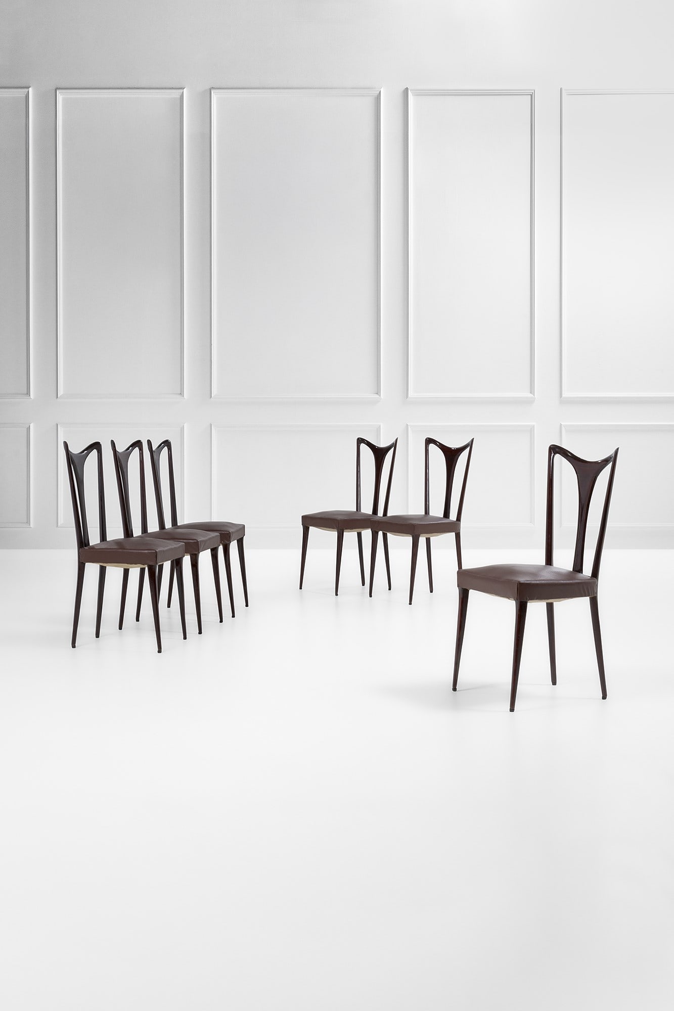 Guglielmo Ulrich, nel gusto di. Sei sedie: Sei sedie Legno tinto sagomato, similpelle. 1950 ca. cm 96x46x46