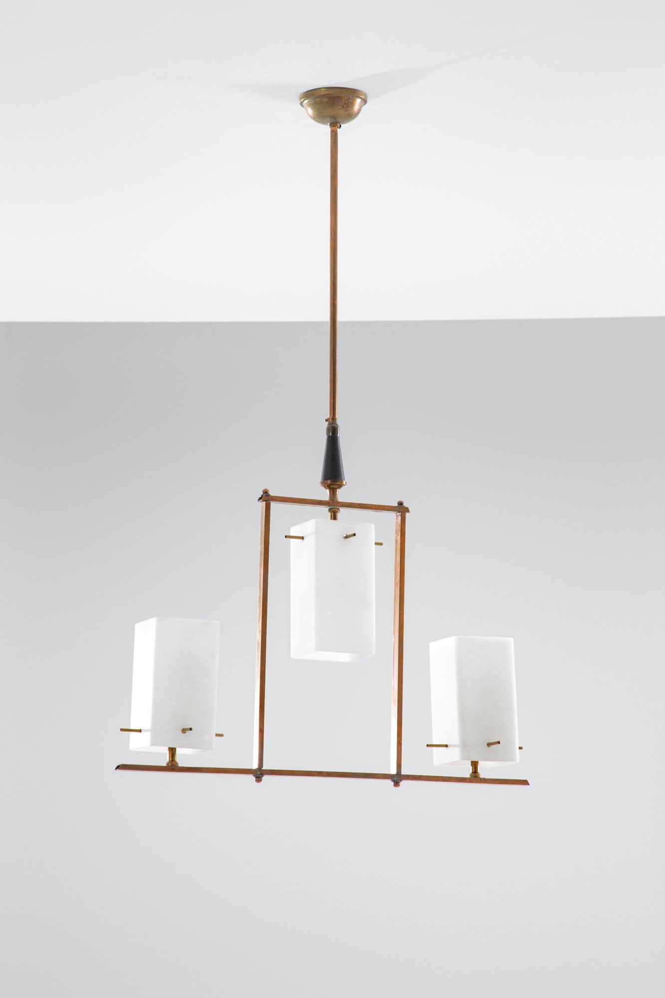 Lampadario a tre luci: Lampadario a tre luci Vetro opalino, ottone. 1950 ca. cm 84x53x13