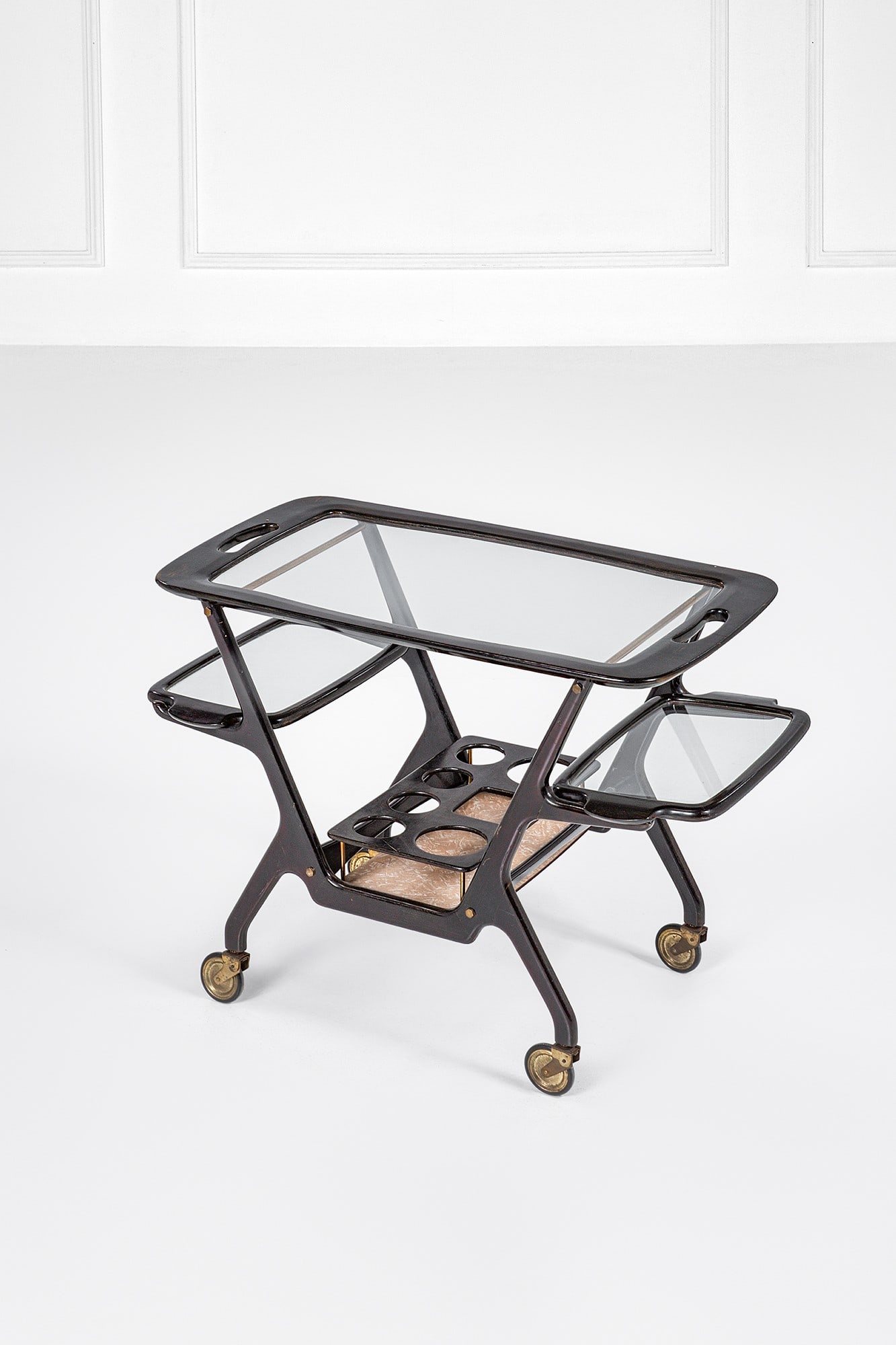 Carrello di servizio con vassoi e portabottiglie: Carrello di servizio con vassoi e portabottiglie Legno tinto sagomato, vetro trasparente, ottone. 1950 ca. cm 67x90x48