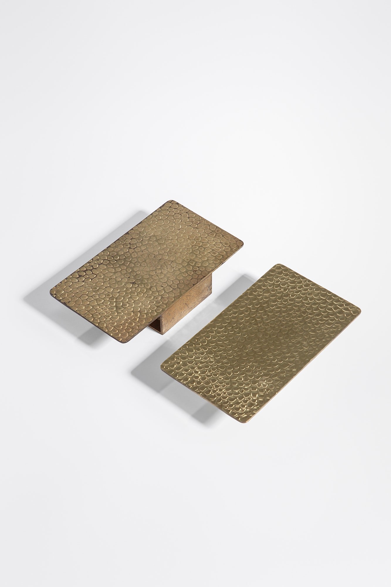 Due maniglie: Due maniglie Ottone dorato lavorato a sbalzo. 1950 ca. cm 21x12x4
