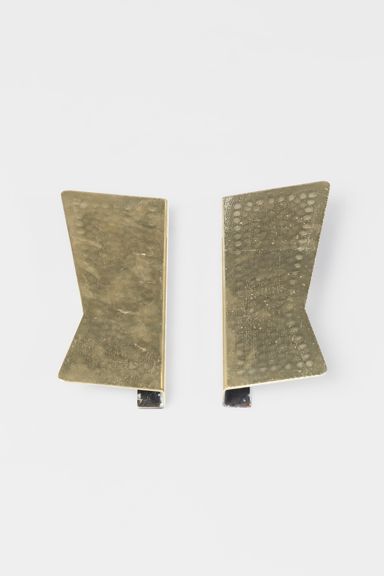 Due maniglie: Due maniglie Ottone sbalzato e piegato. 1940 ca. cm 22x10x3
