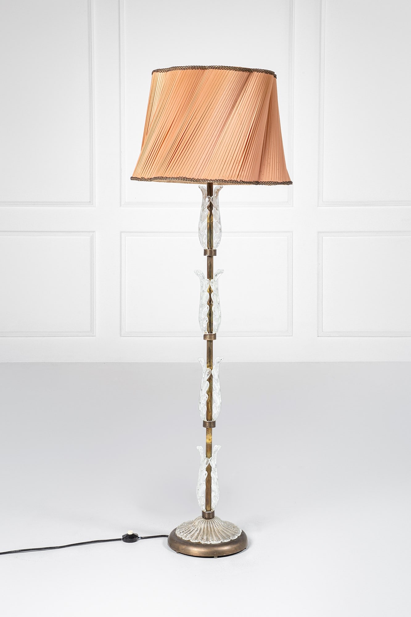 Seguso Vetri d'Arte (attr.). Lampada da terra: Lampada da terra Ottone, elementi in vetro di Murano trasparente a guisa di foglia, tessuto. 1950 ca. h cm 187, diam. cm 64
