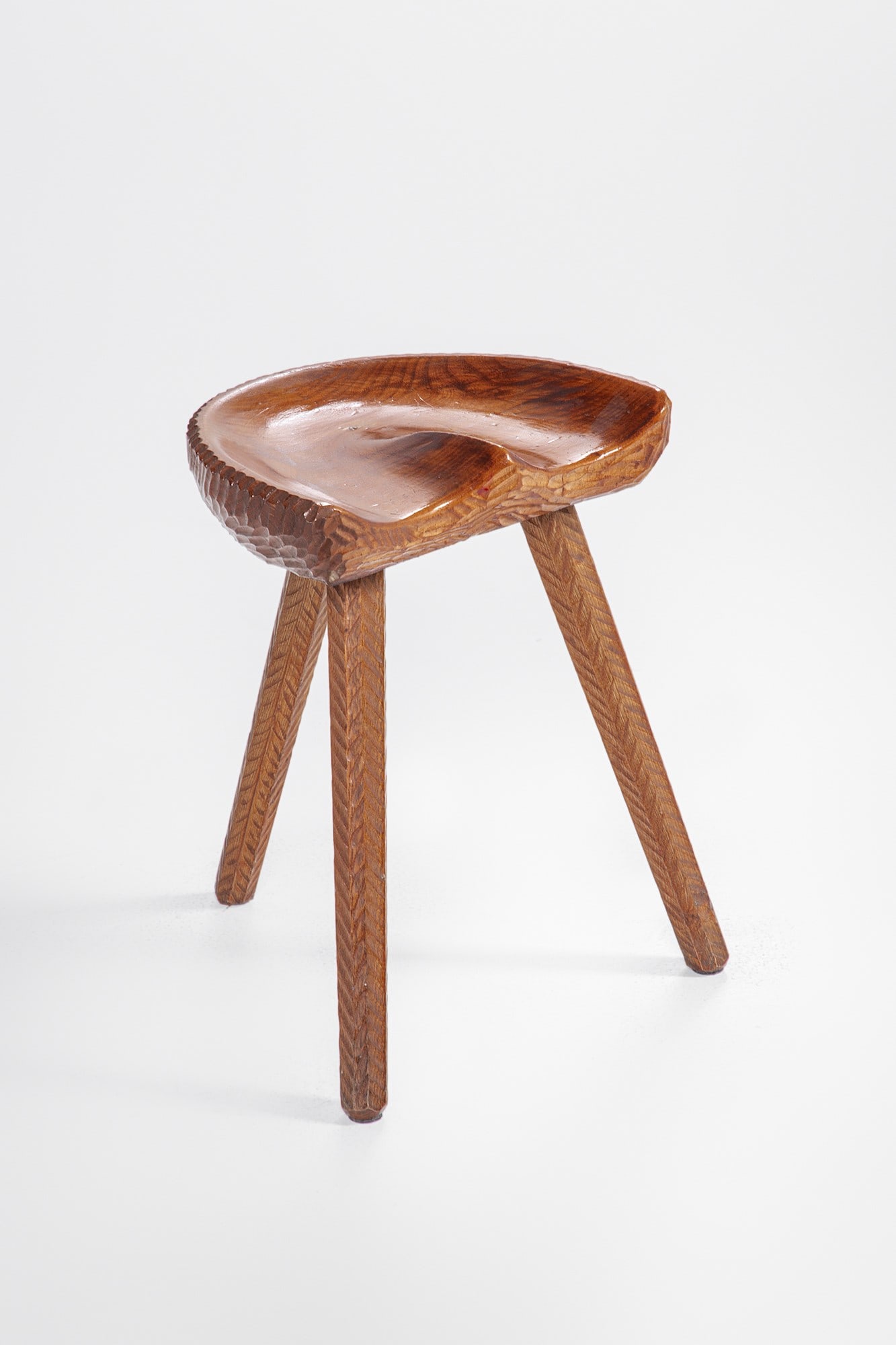 Sgabello: Sgabello Legno massello sagomato e scolpito. 1950 ca. cm 50x42x28