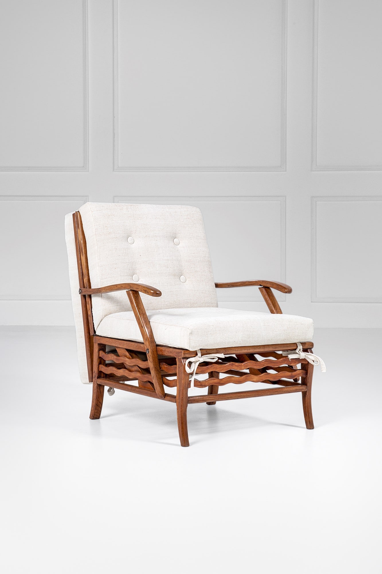 Poltrona trasformabile: Poltrona trasformabile Legno massello sagomato, ottone, tessuto. 1950 ca. cm 45x196x75; chiusa cm 93x92x75