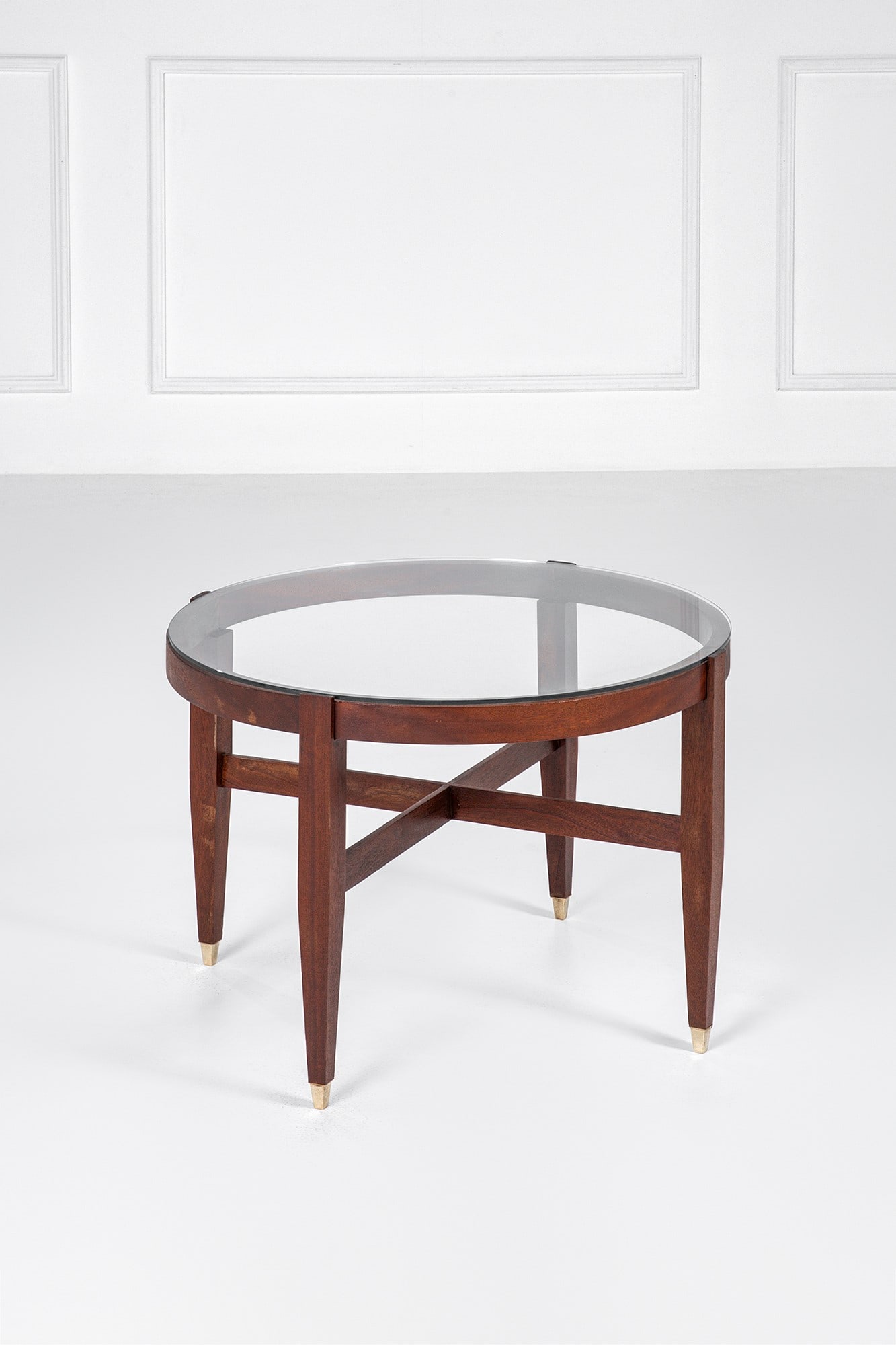 Tavolino: Tavolino Legno massello sagomato, ottone, cristallo trasparente. 1950 ca. h cm 53, diam. cm 80