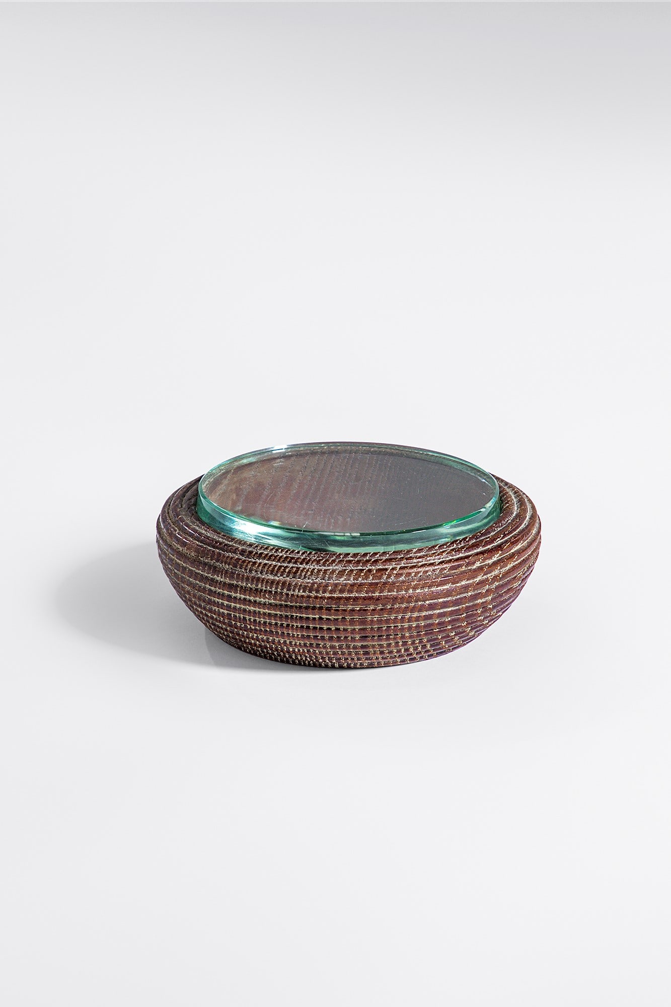 Fontana Arte (attr.). Scatola: Scatola Legno fresato, cistallo molato di forte spessore. Prod. Fontana Arte, 1950 ca. h cm 6, diam. cm 16