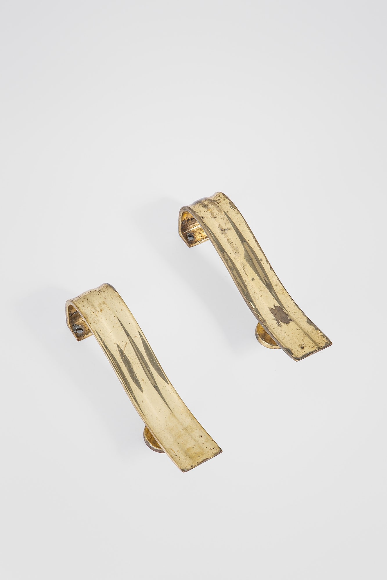 Due grandi maniglie: Due grandi maniglie Fusione di ottone. 1950 ca. cm 22x4x6